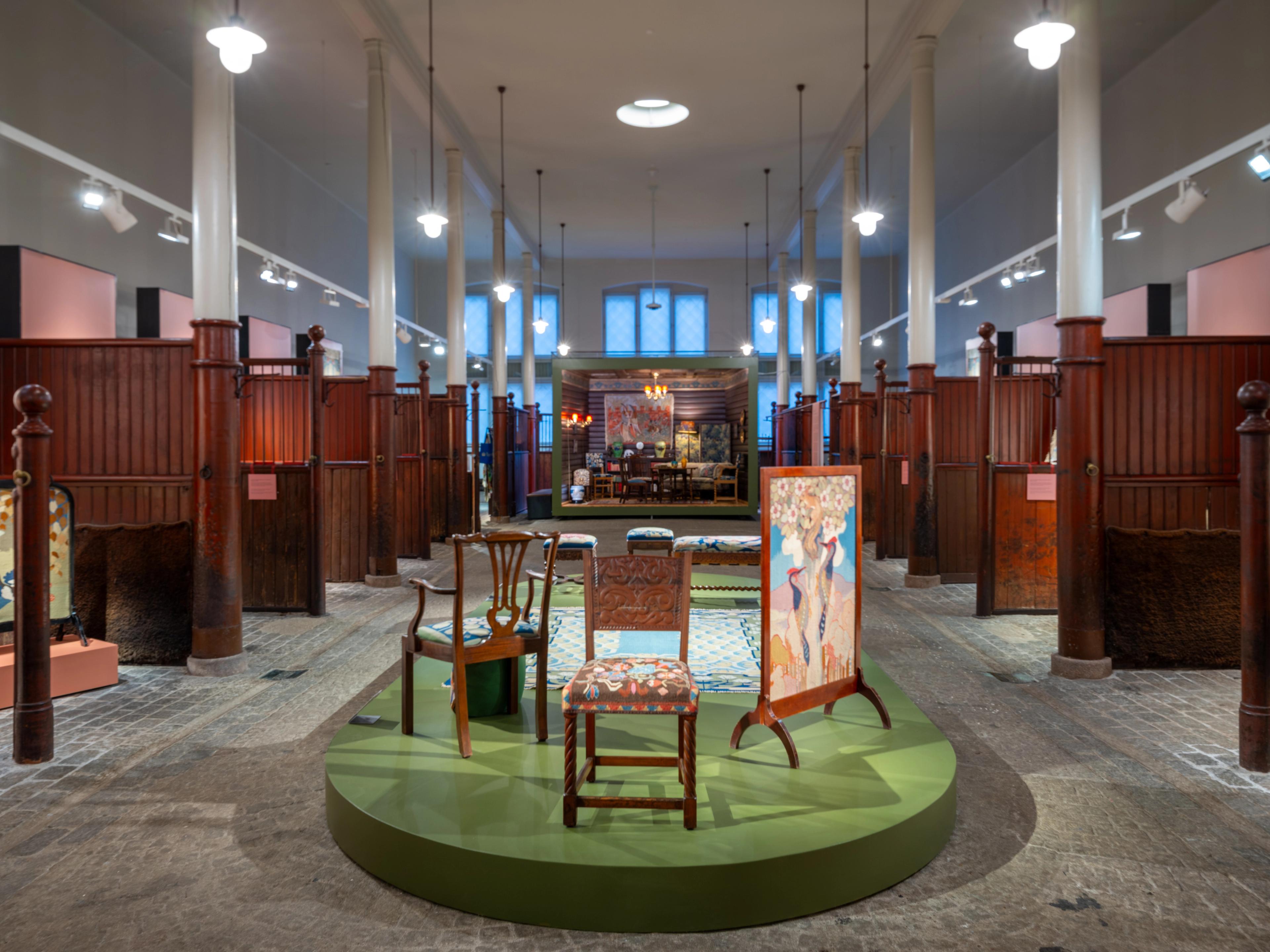 Oversiktsbilde fra KunstStallen. Stoler med vevede trekk i forgrunnen.