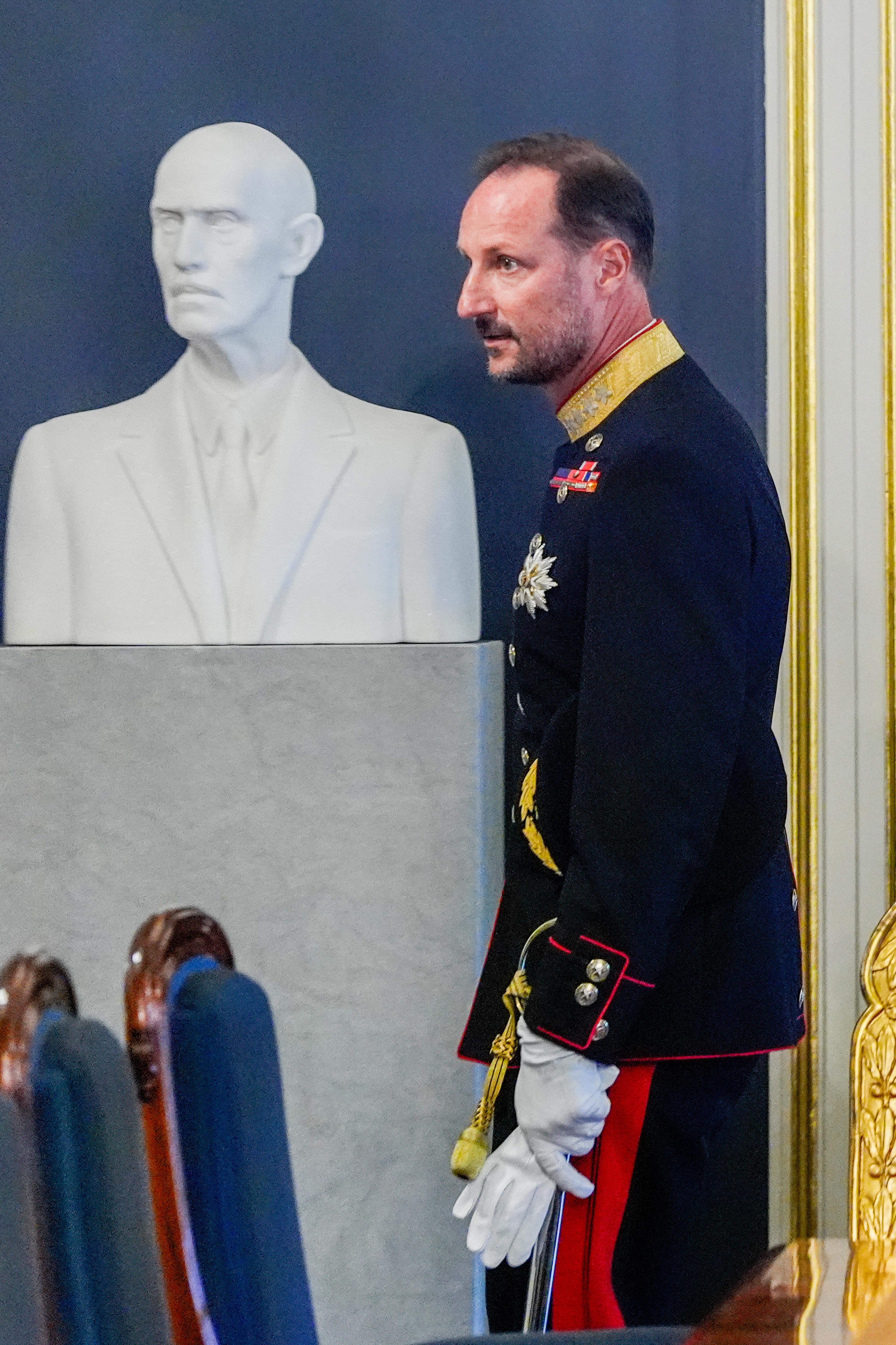 Kong Haakon passerer foran bysten.