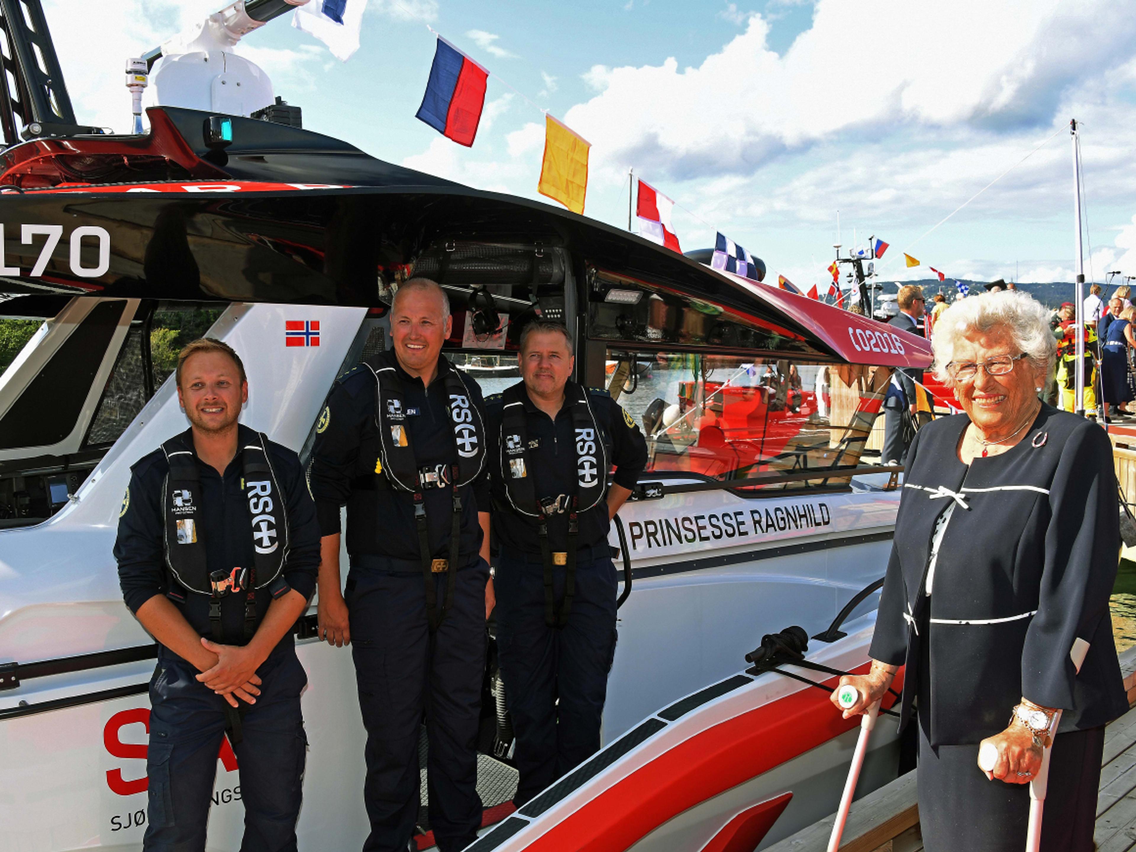 Prinsessen står på kaien og mannskapet står ved ripa på redningsskøyta.