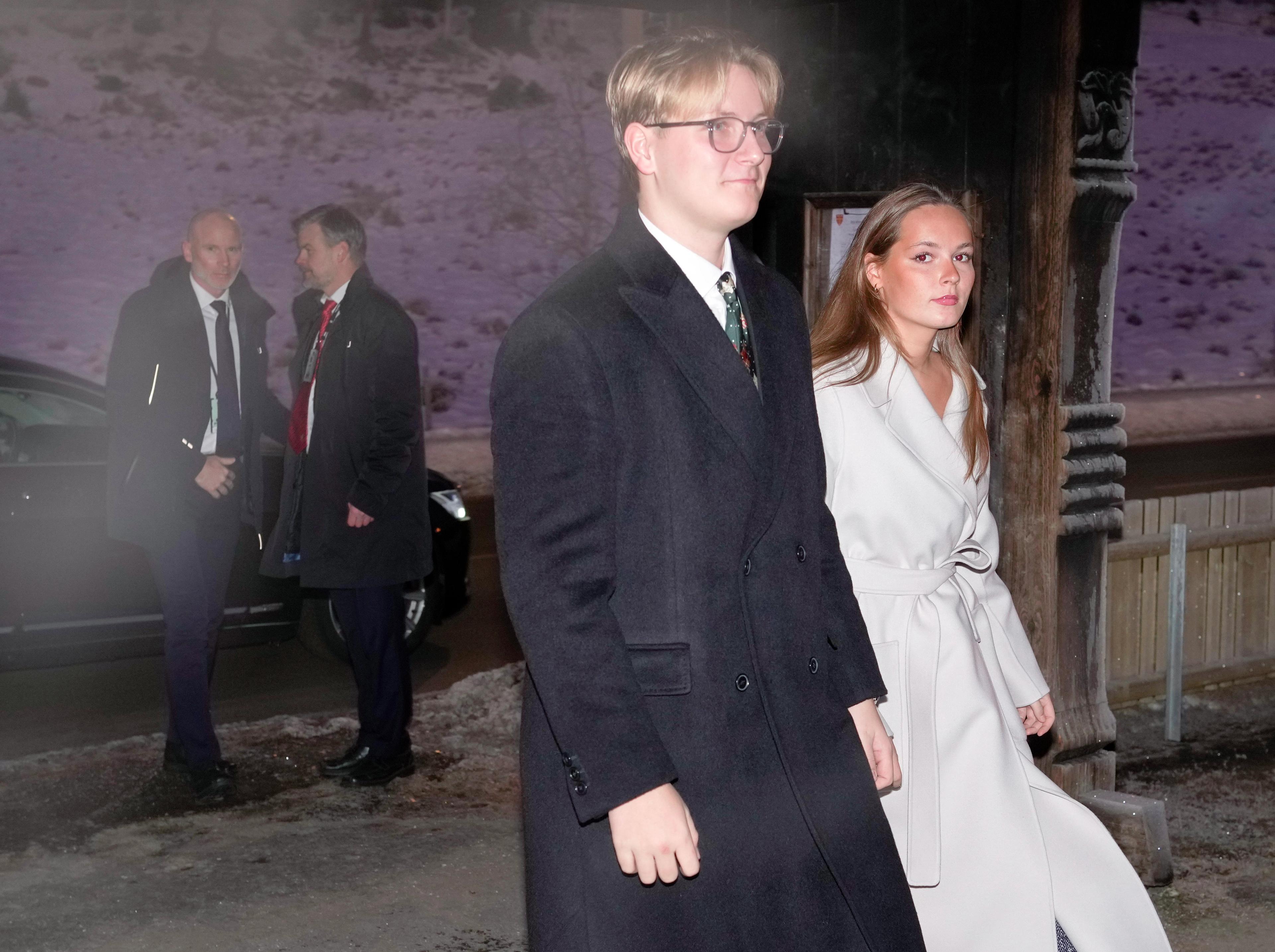 Prinsen og Prinsessen kommer sammen til kirken.