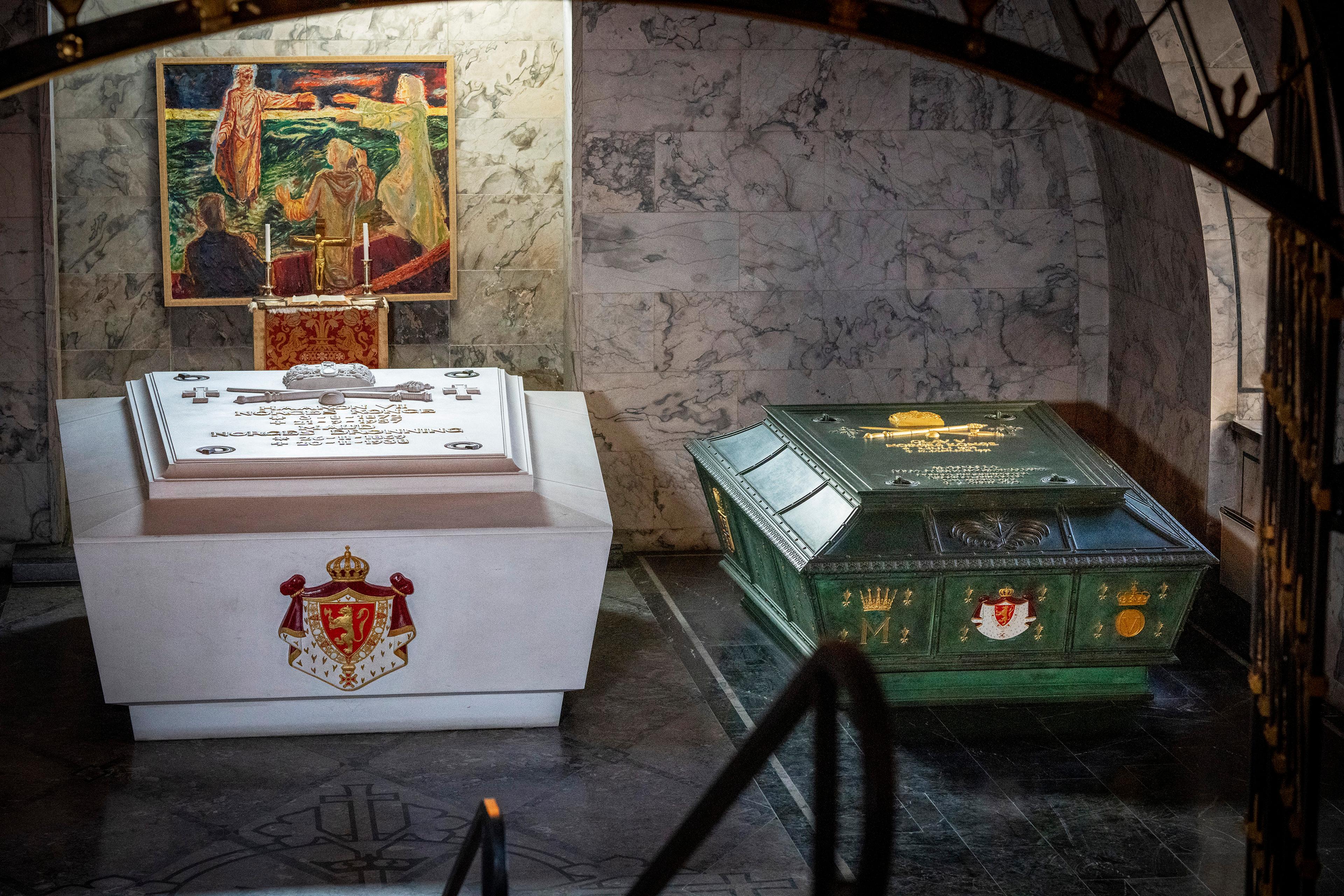 Det er to sarkofager i mausoleet, en hvit og en grønn.