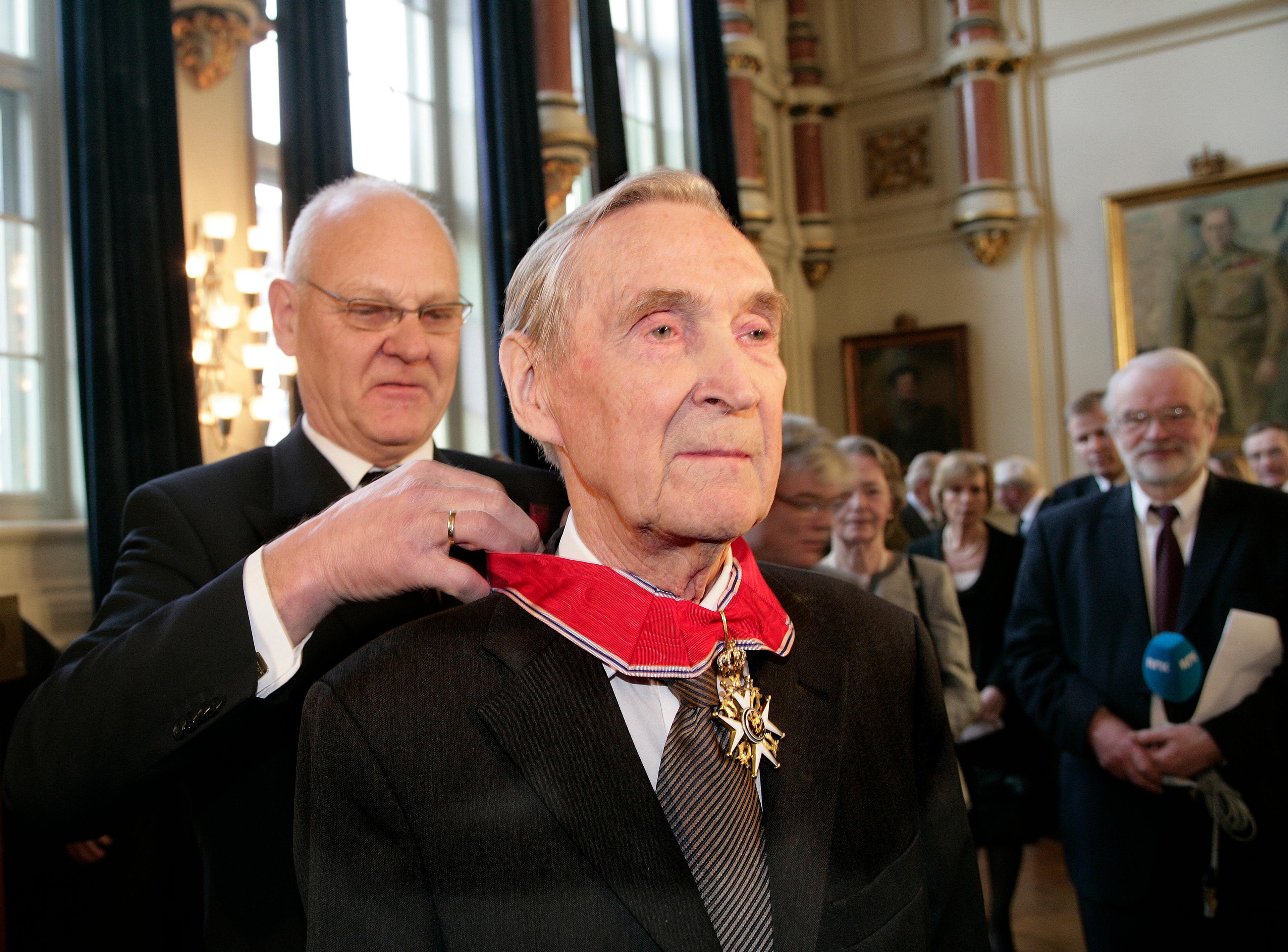 En stolt Sønsteby får ordenen lagt rundt halsen av kansellisjefen, 