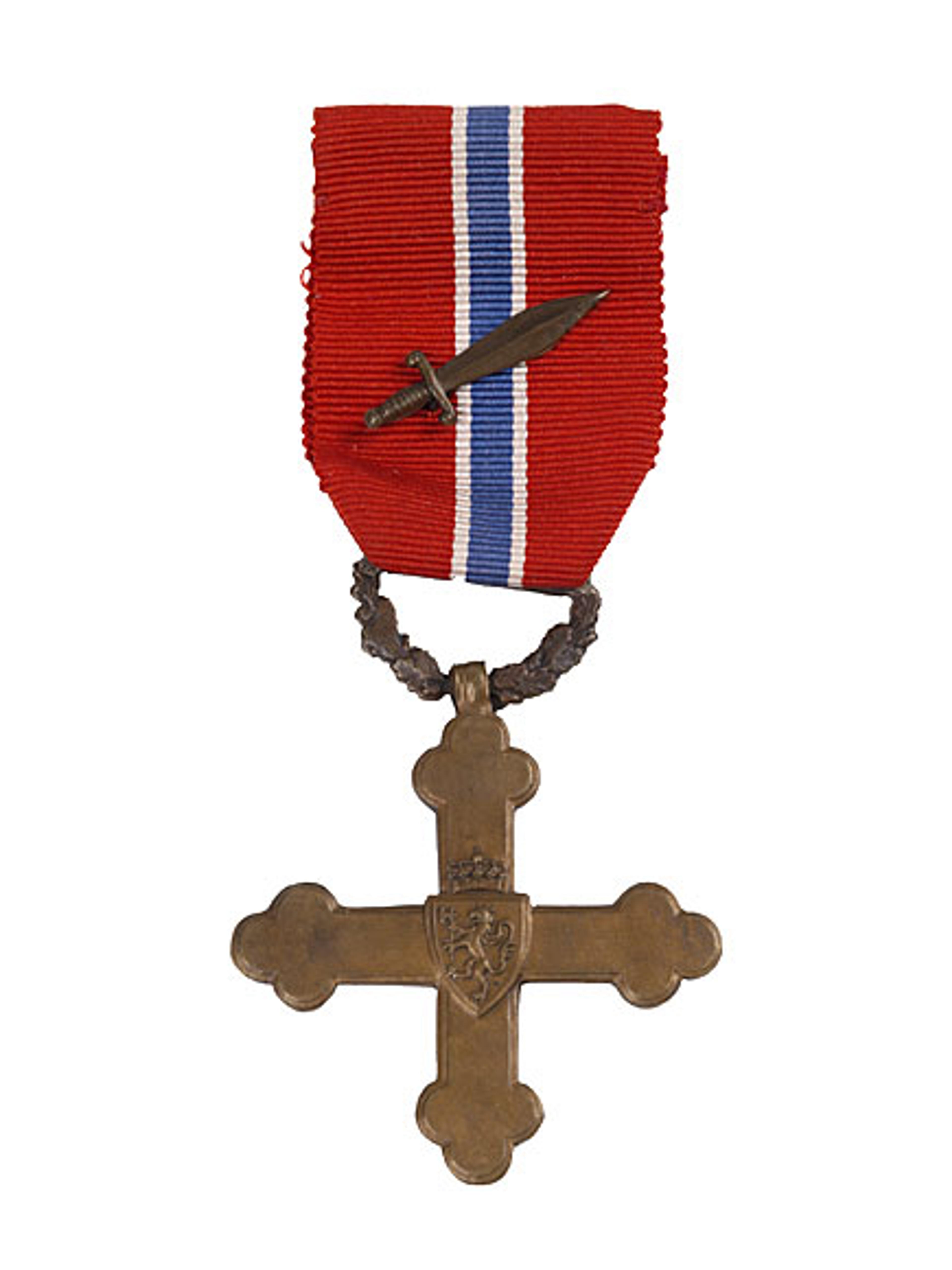Et titalls ulike medaljer montert i spenne - St. Olavs Orden fremst.
