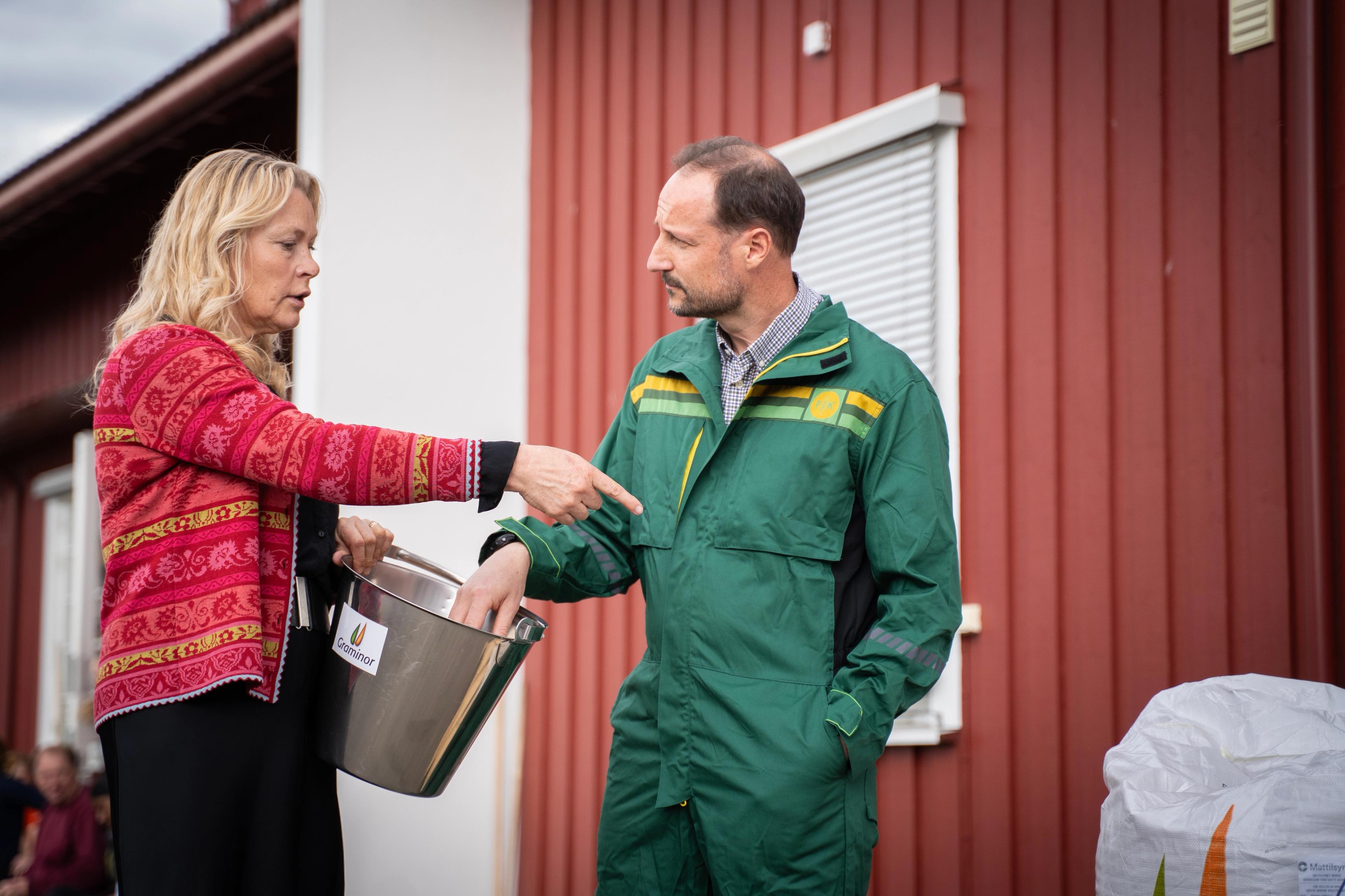 Kronprins Haakon er ikledd kjeledress fra Felleskjøpet.