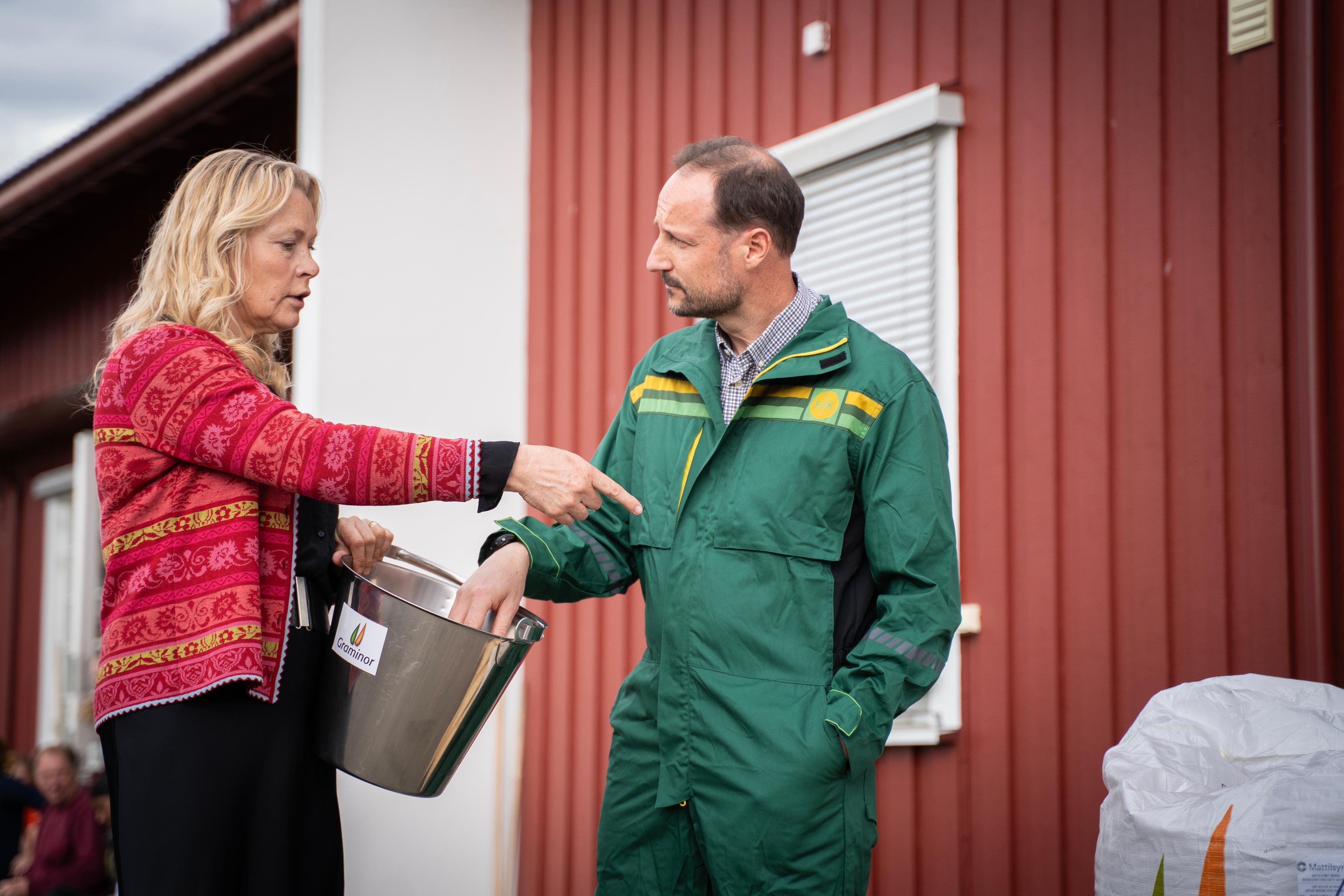 Kronprins Haakon er ikledd kjeledress fra Felleskjøpet.