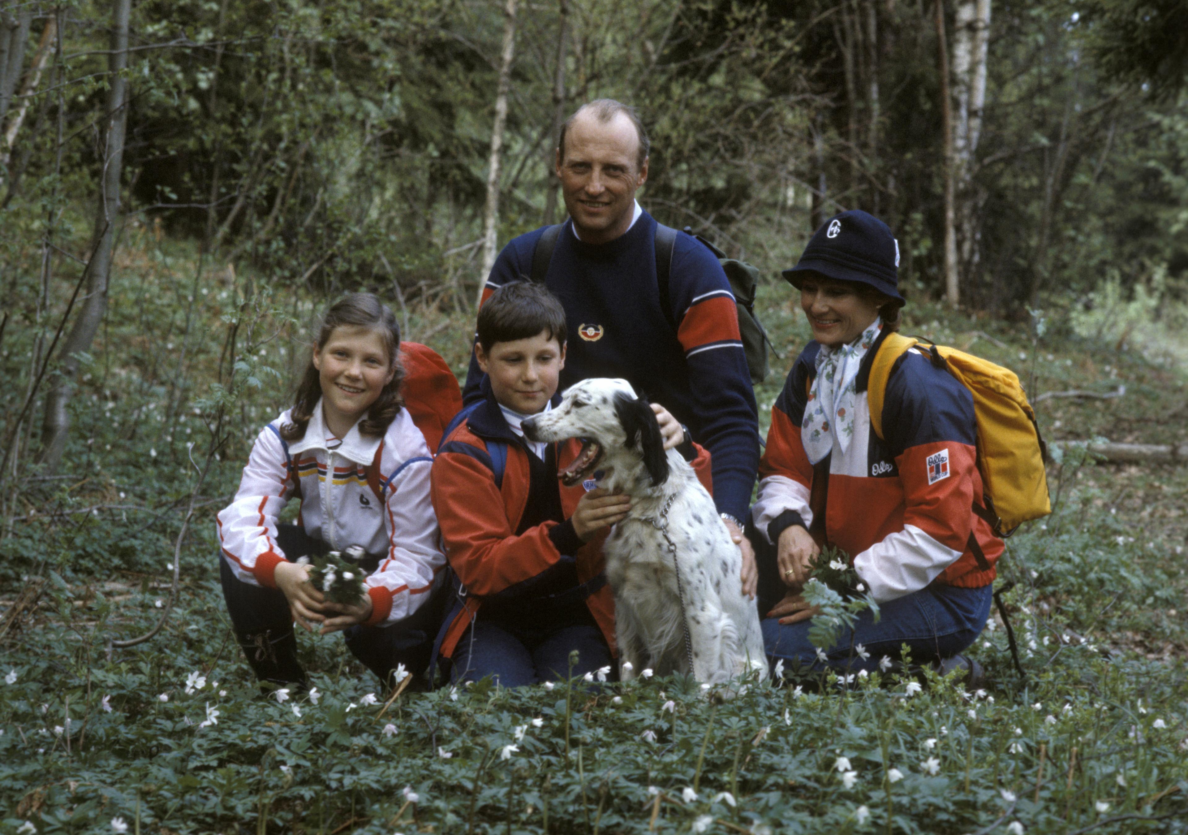 Kronprinsfamilien ute på tur med familiehunden.