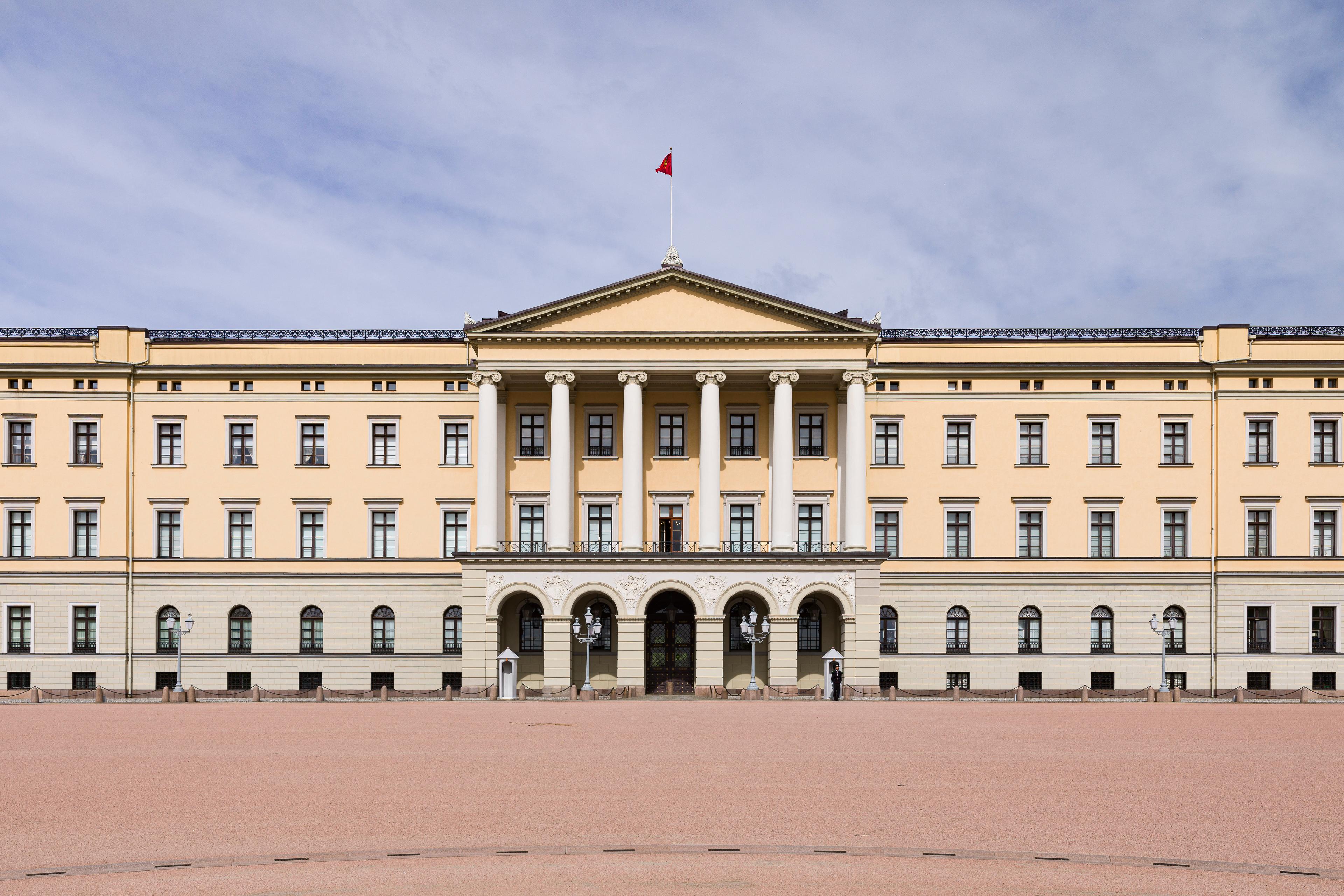 Slottets fasade med Slottsplassen foran.