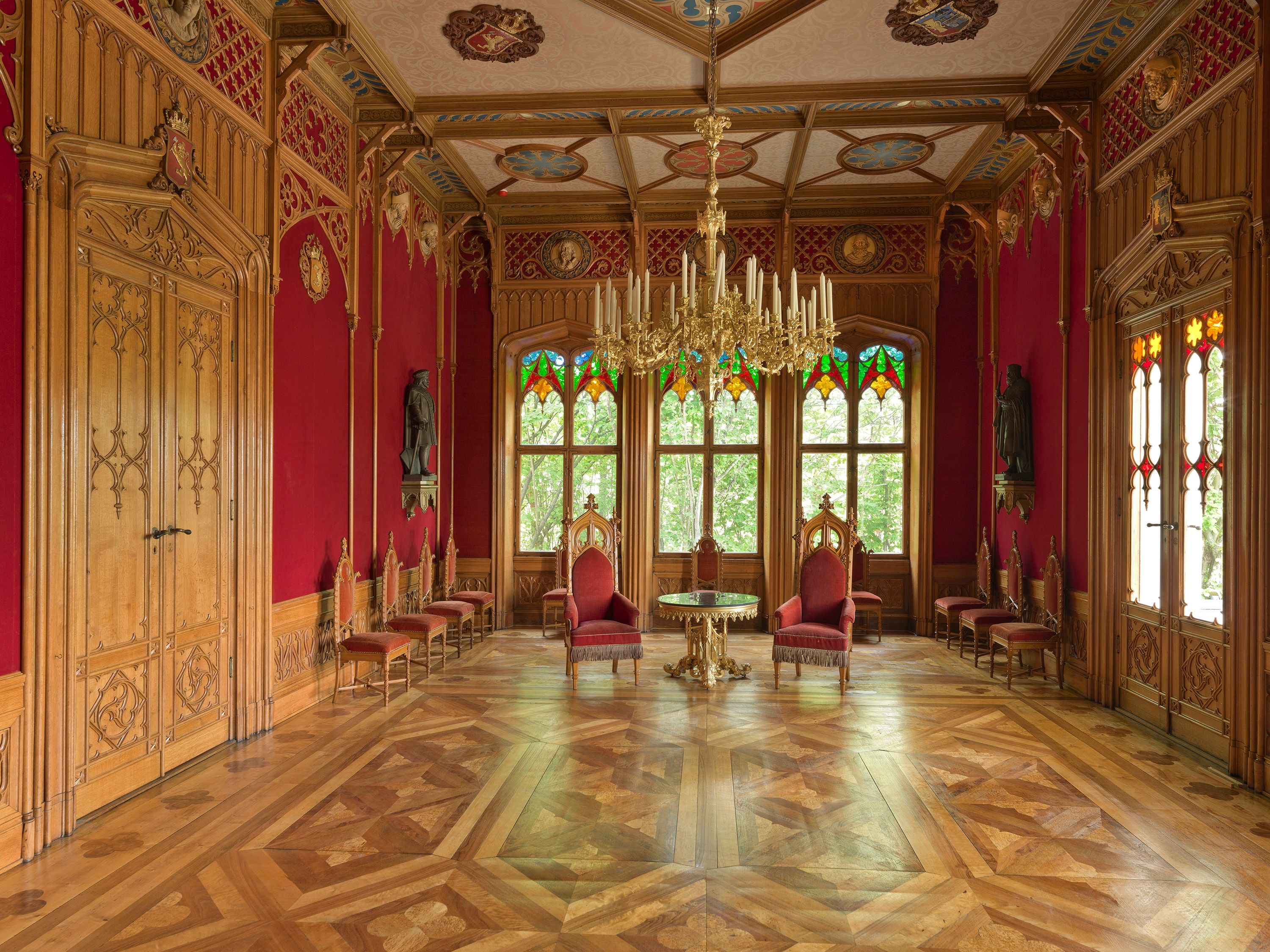 Rommet har røde vegger og en utsmykning som minner om norsk middelalder.