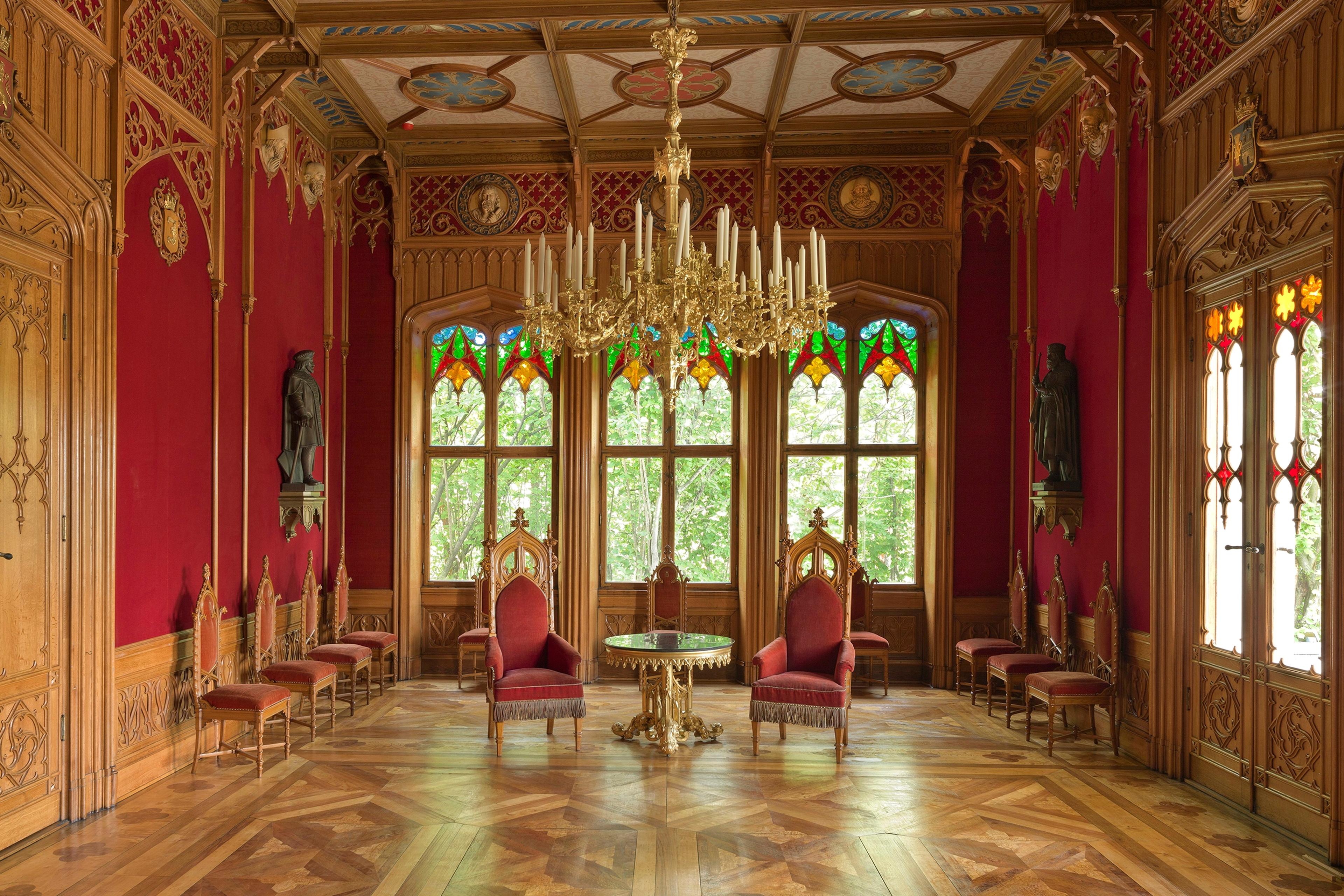 Rommet har røde vegger og en utsmykning som minner om norsk middelalder.