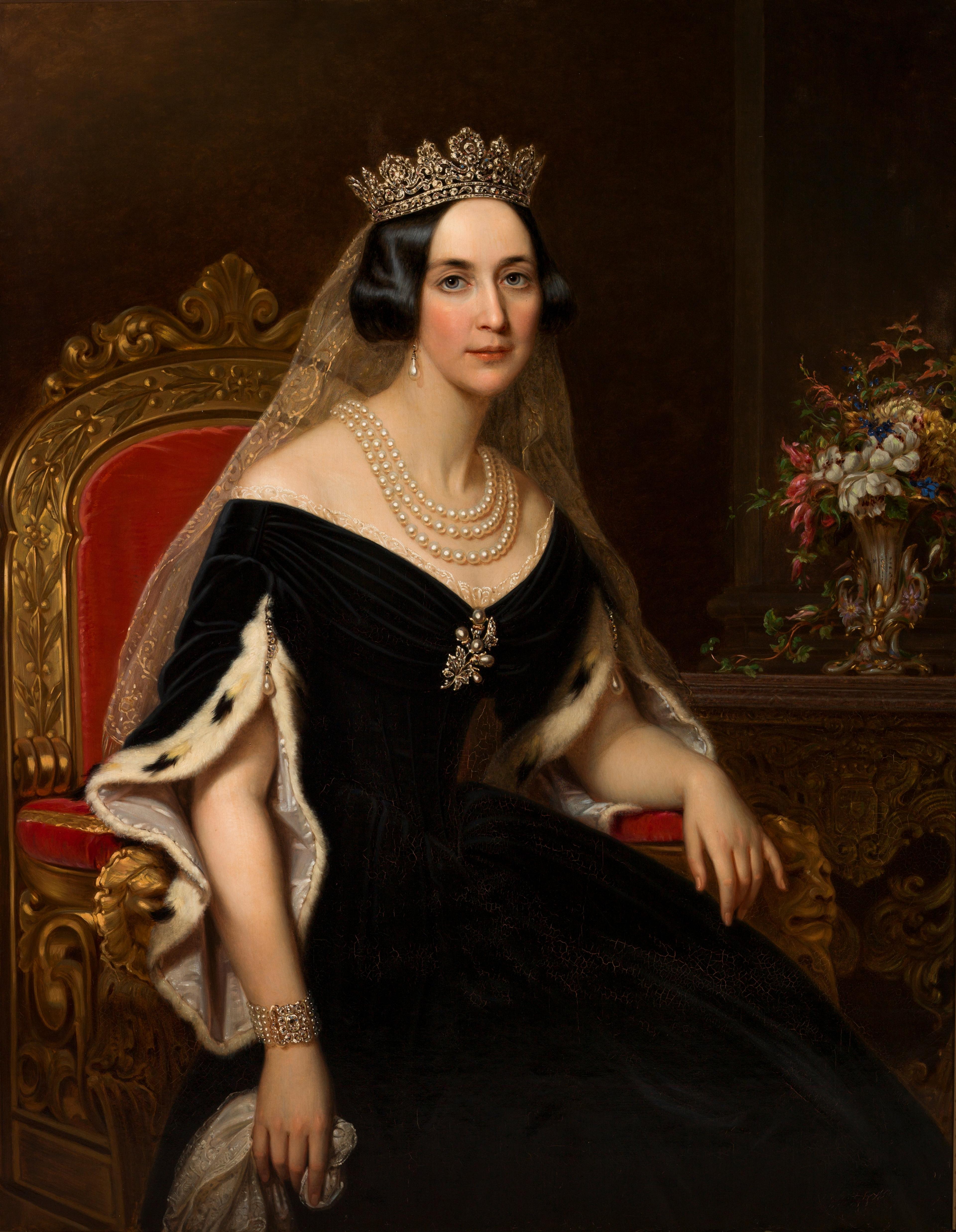 Portrett av dronningen sittende i en stor, forgylt stol med rødt trekk. Hun bærer diadiem, perler og en mørk, utringet kjole kantet med hermelin.