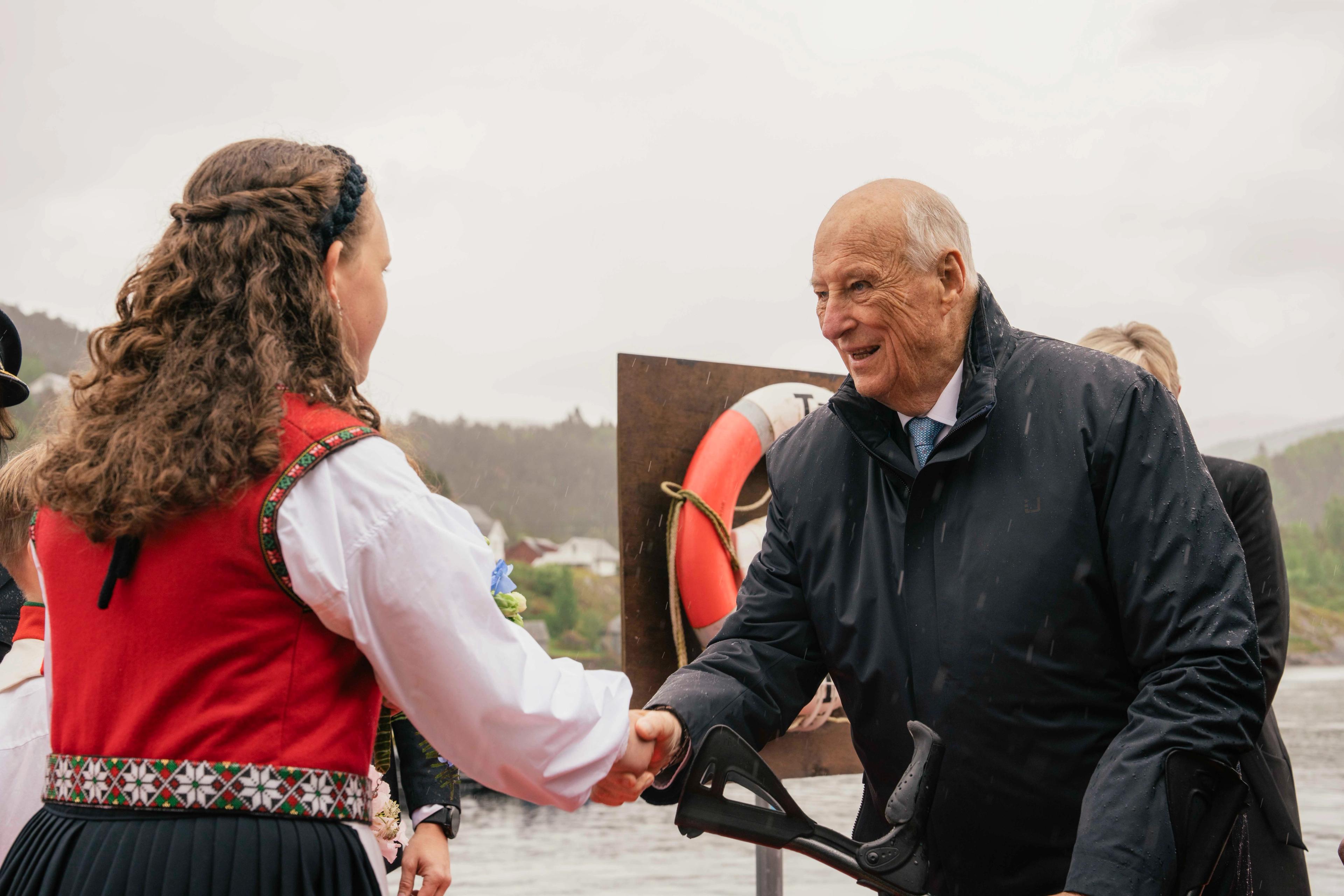 Kong Harald tar Tilde i handa.
