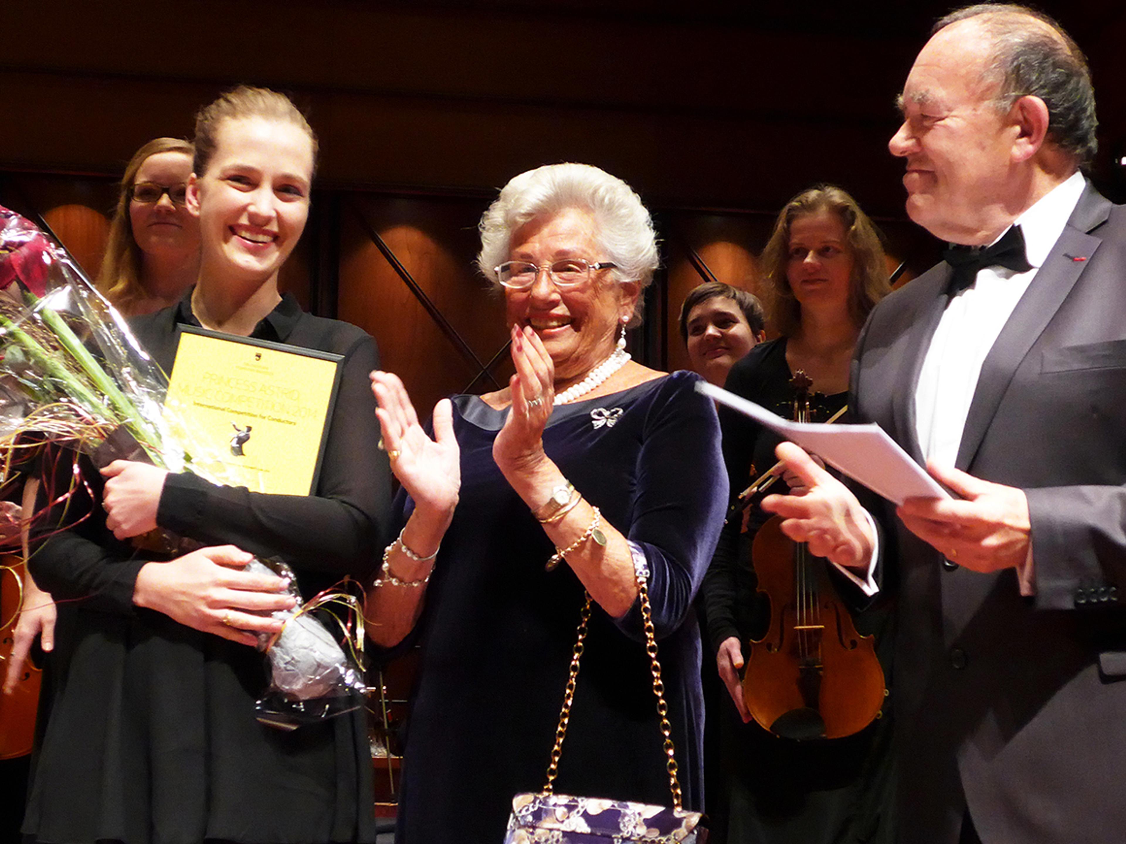 Prinsessen klapper for vinneren.