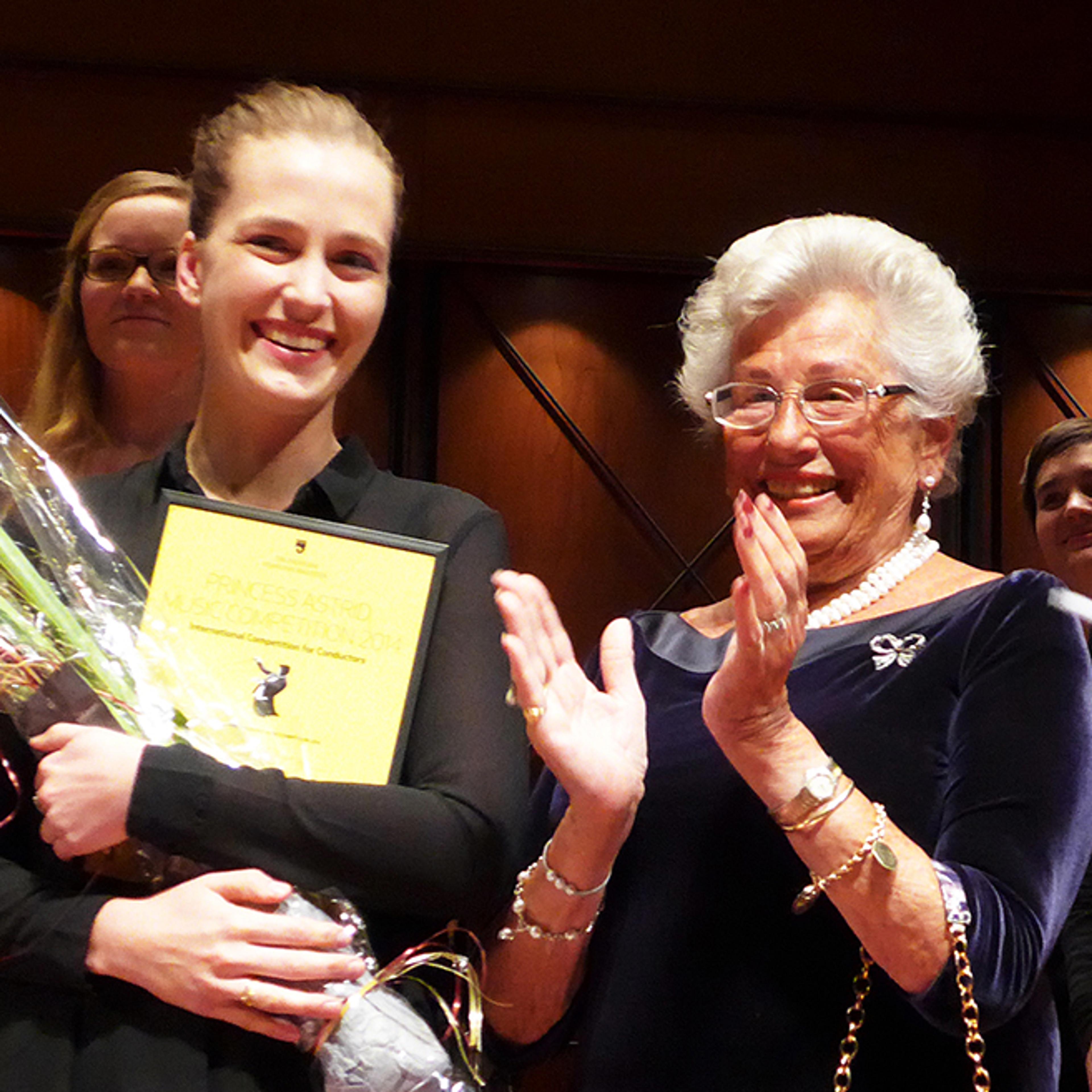 Prinsessen klapper for vinneren.