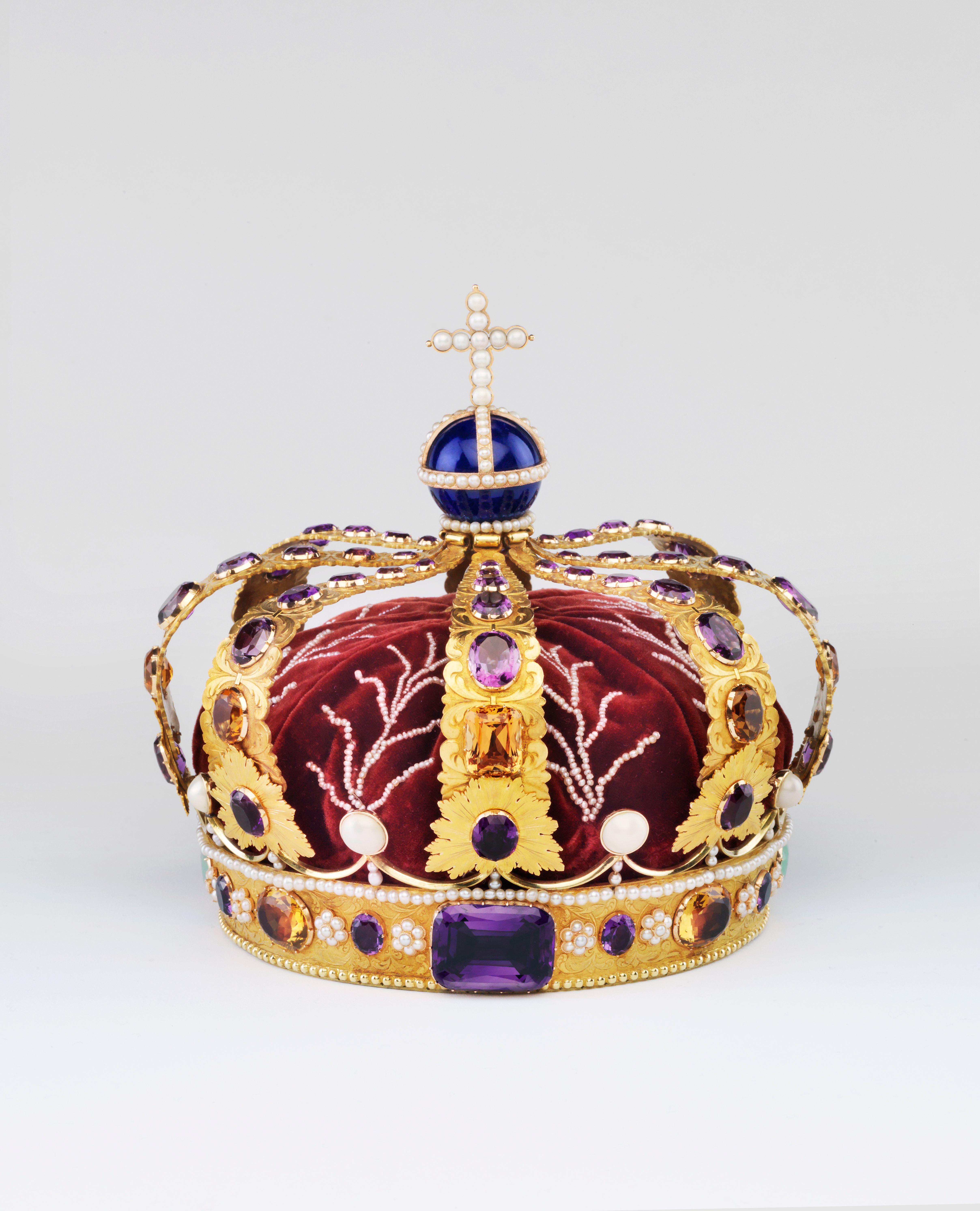 En bøylekrone i forgylt sølv, pyntet med perler, ametyster og andre edelstener.
