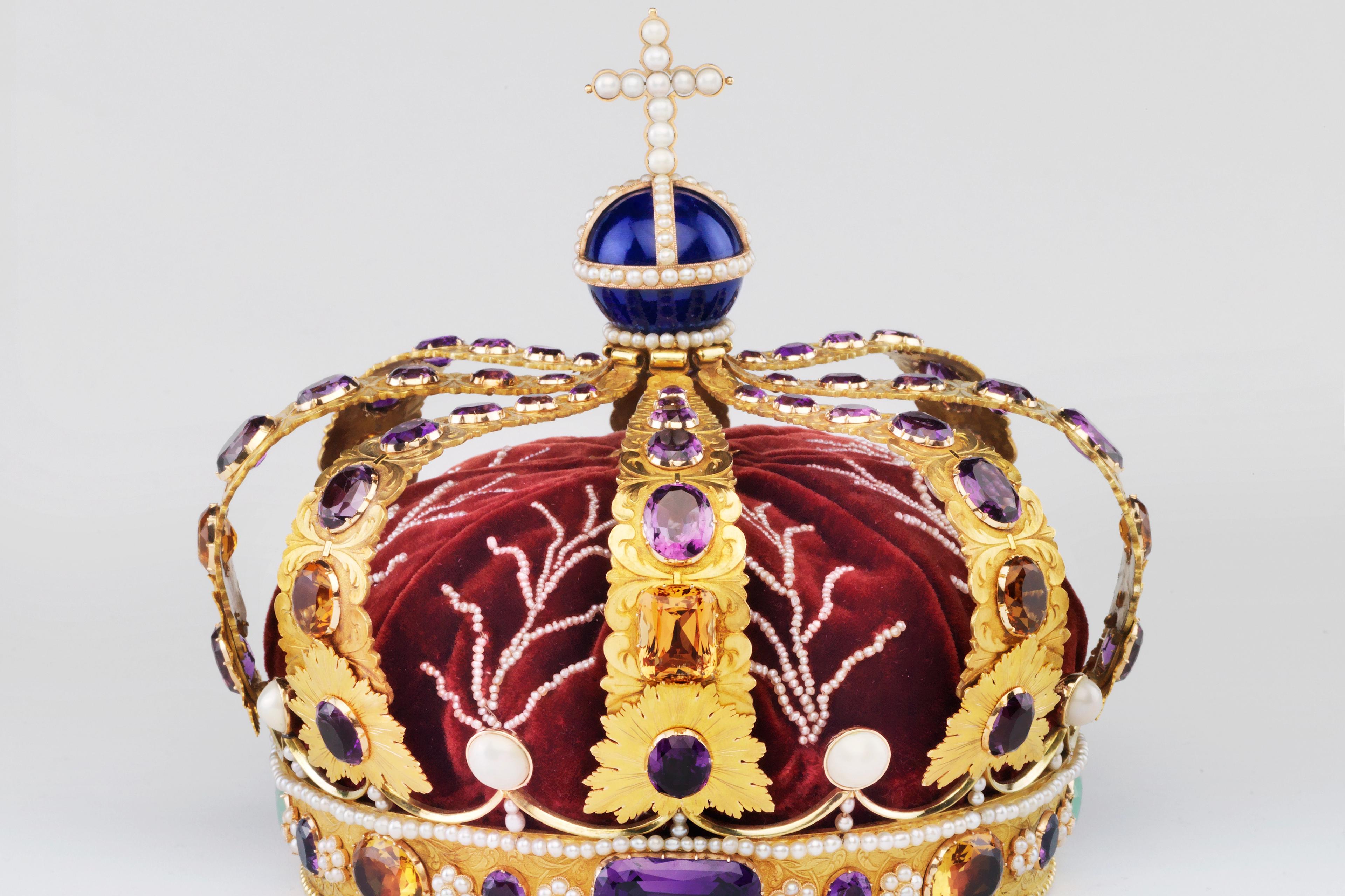 En bøylekrone i forgylt sølv, pyntet med perler, ametyster og andre edelstener.