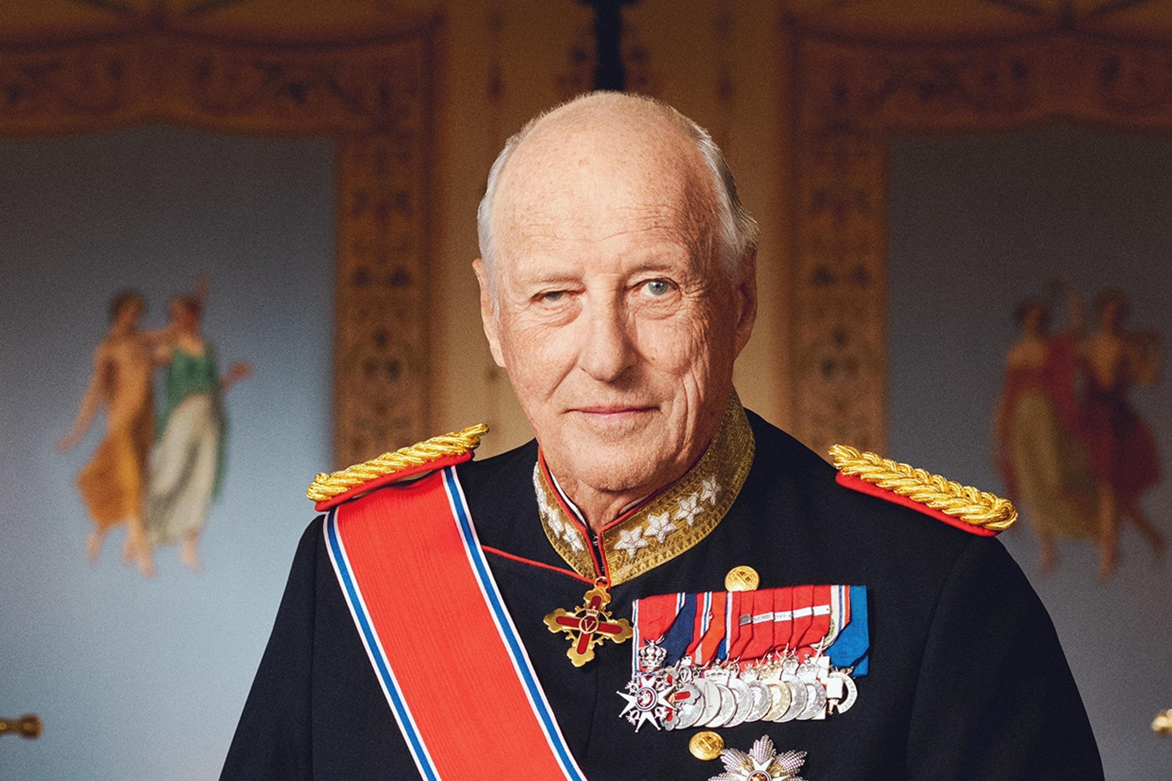 Kong Harald stående i gallauniform med ordener og medaljer.