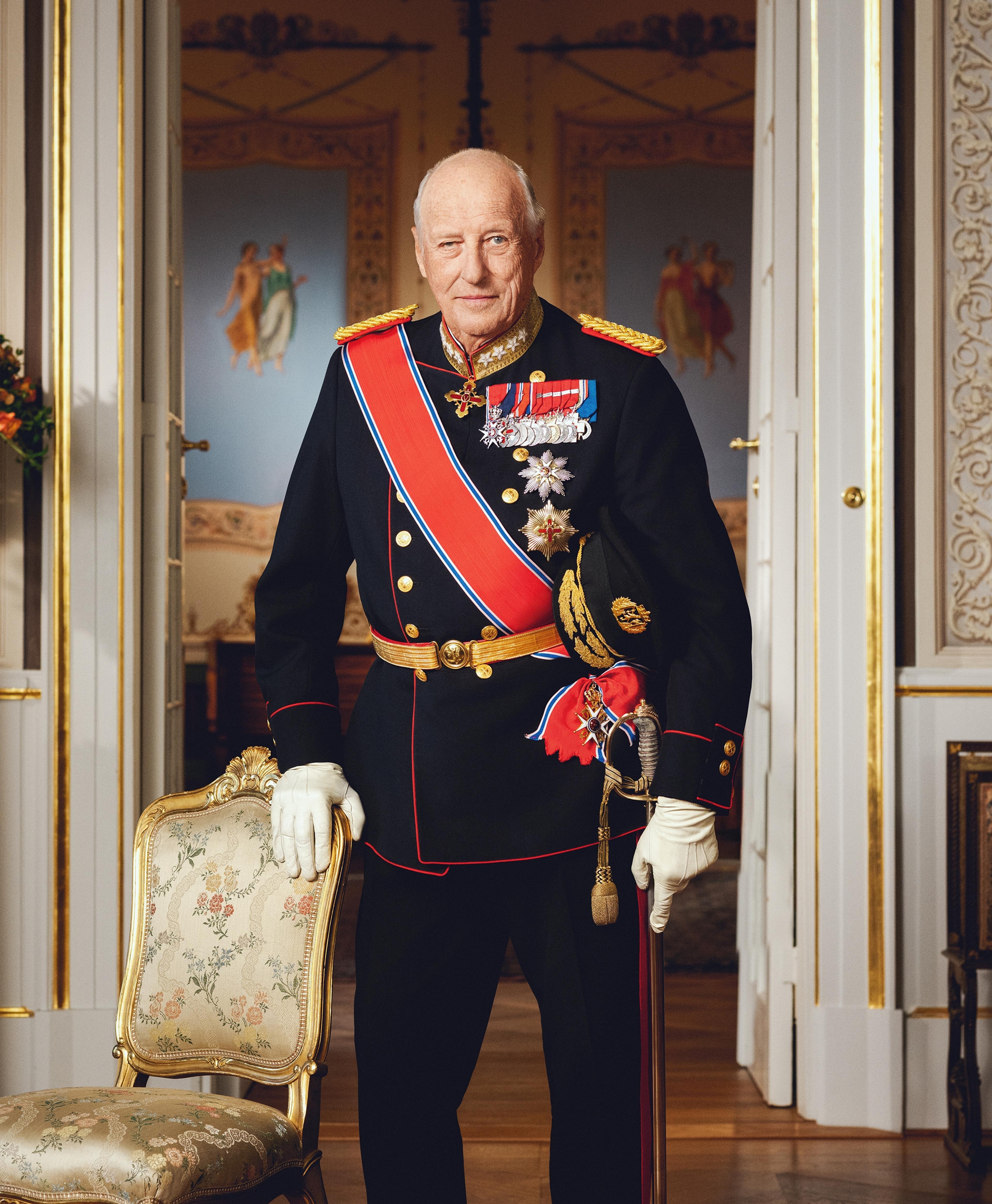 Kong Harald stående i gallauniform med ordener og medaljer.