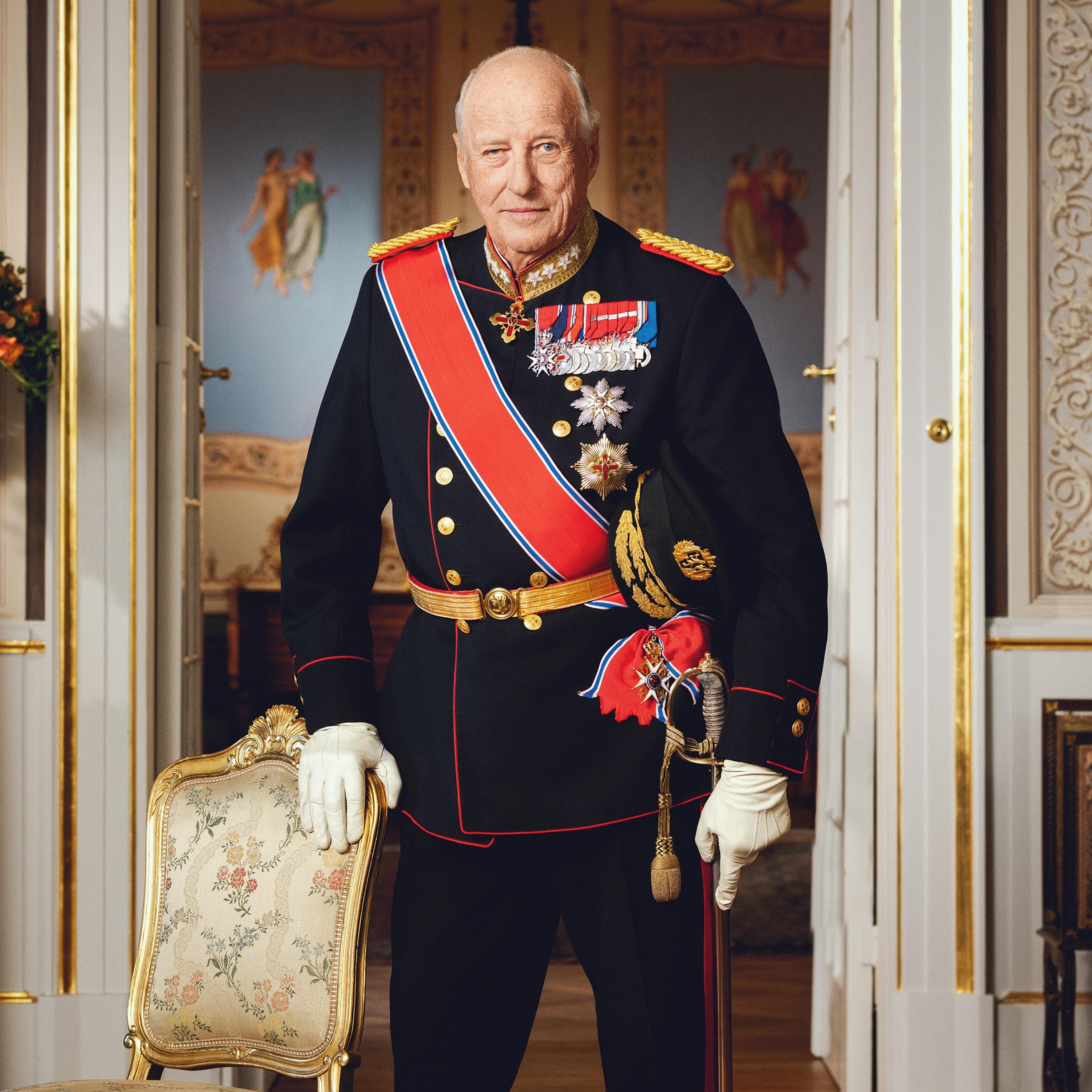 Kong Harald stående i gallauniform med ordener og medaljer.
