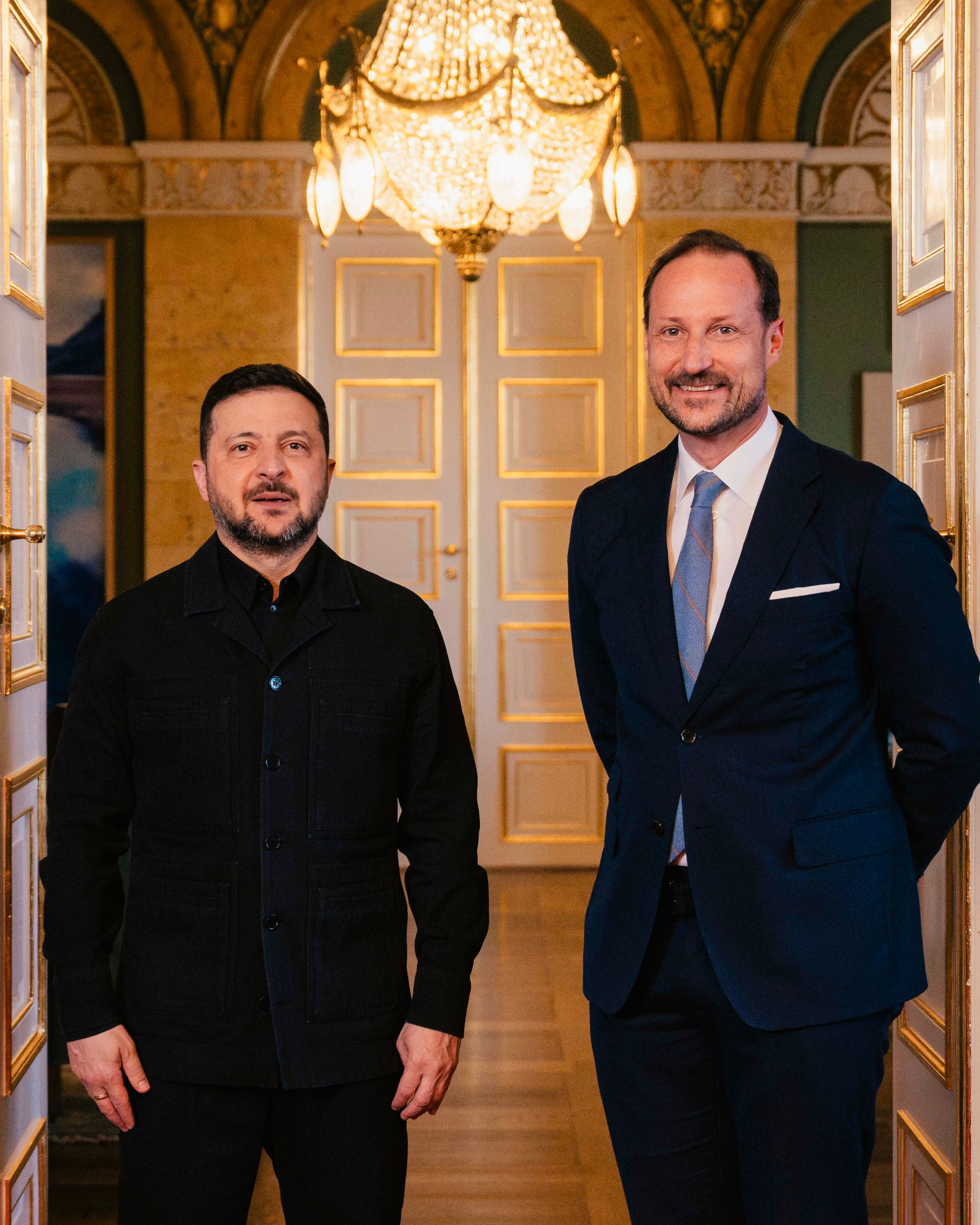 Presidenten og Kronprinsen har stilt opp for fotografering side om side i døren inn til Kronprinsens kontor.