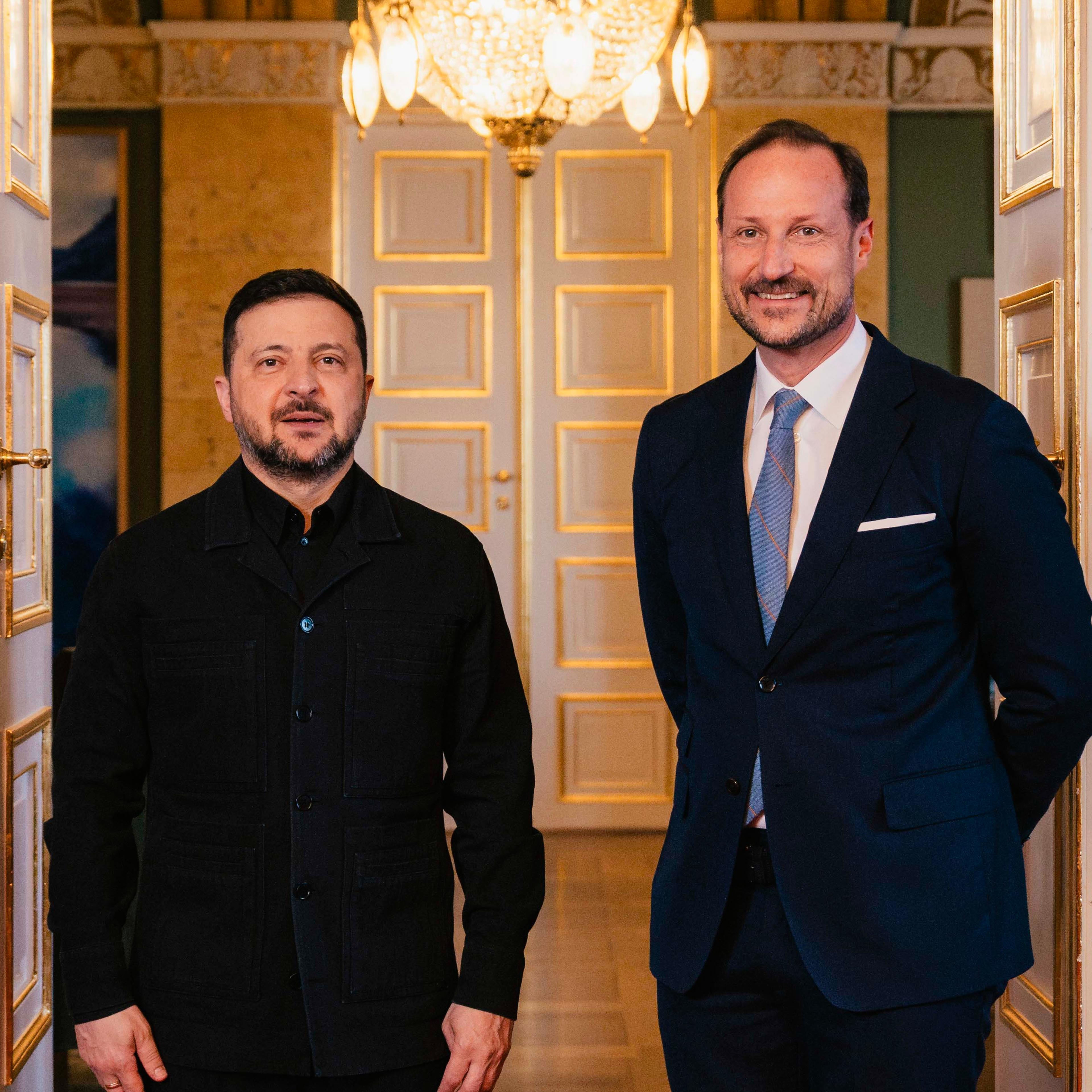 Presidenten og Kronprinsen har stilt opp for fotografering side om side i døren inn til Kronprinsens kontor.