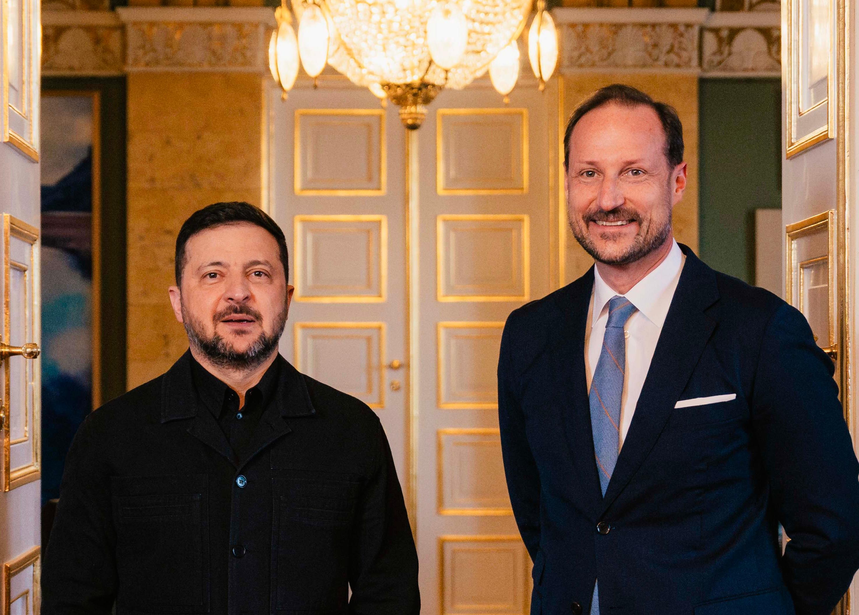 Presidenten og Kronprinsen har stilt opp for fotografering side om side i døren inn til Kronprinsens kontor.