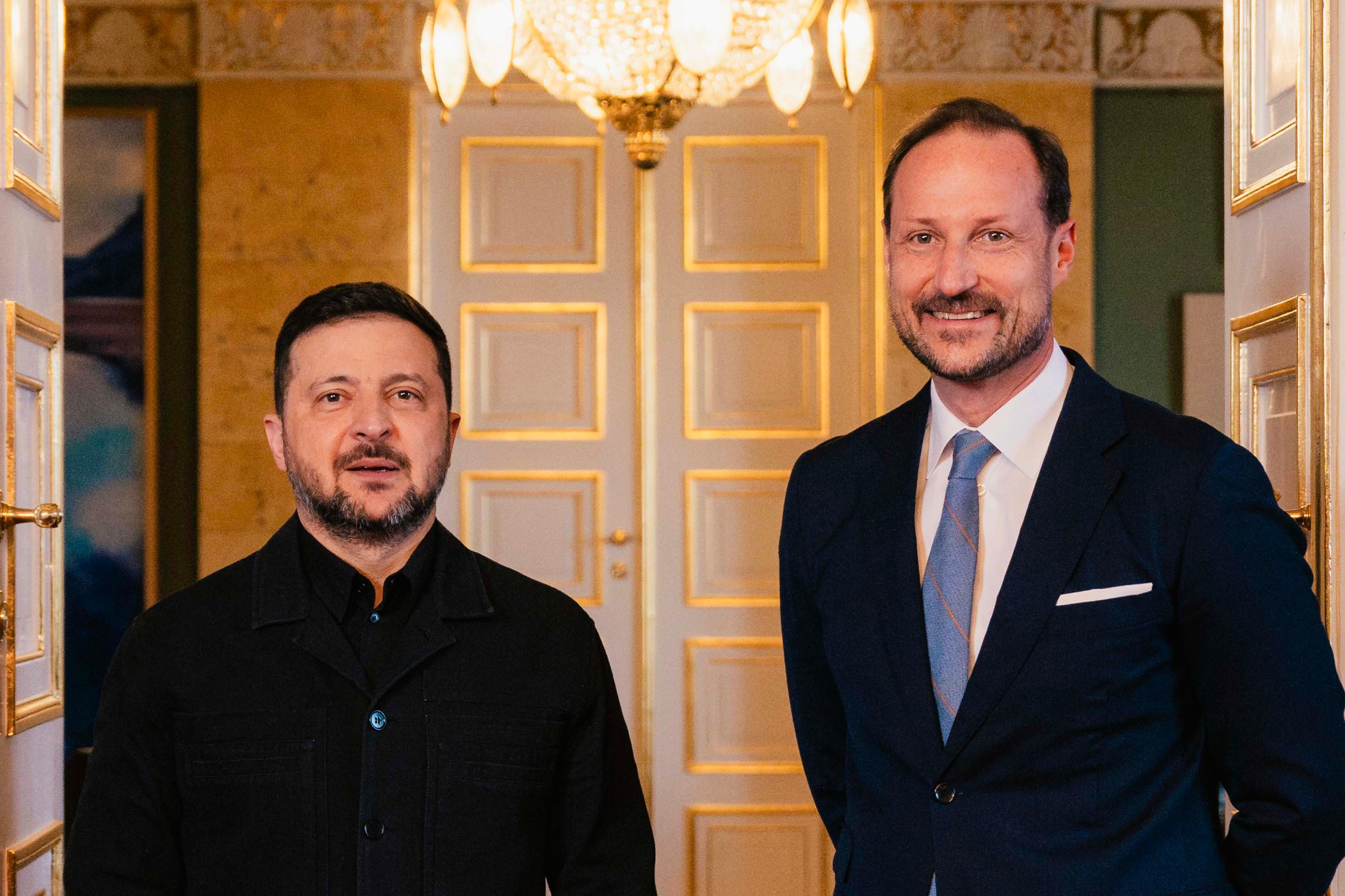 Presidenten og Kronprinsen har stilt opp for fotografering side om side i døren inn til Kronprinsens kontor.