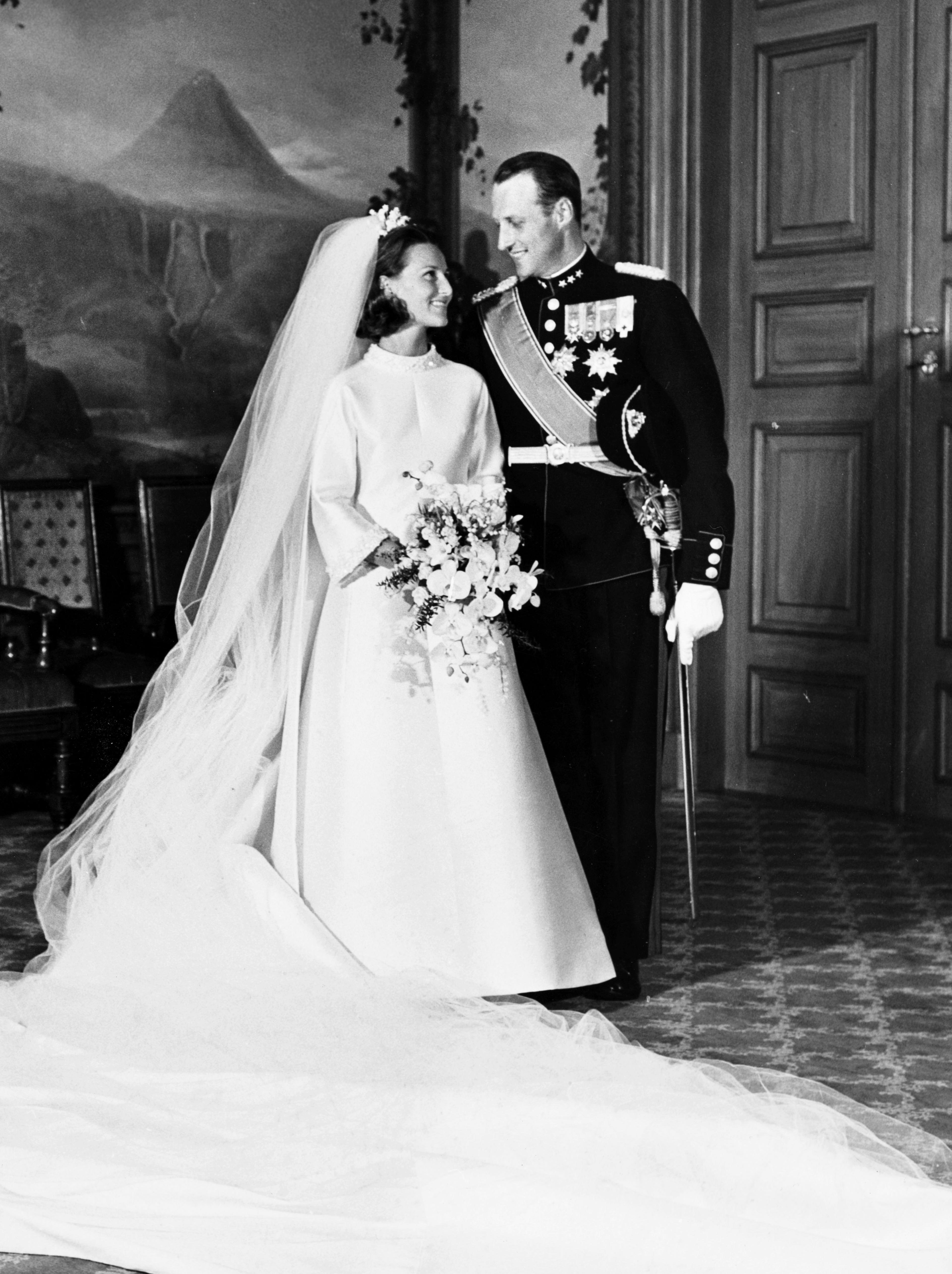 Kronprins Harald og Kronprinsesse Sonja ser smilende på hverandre.