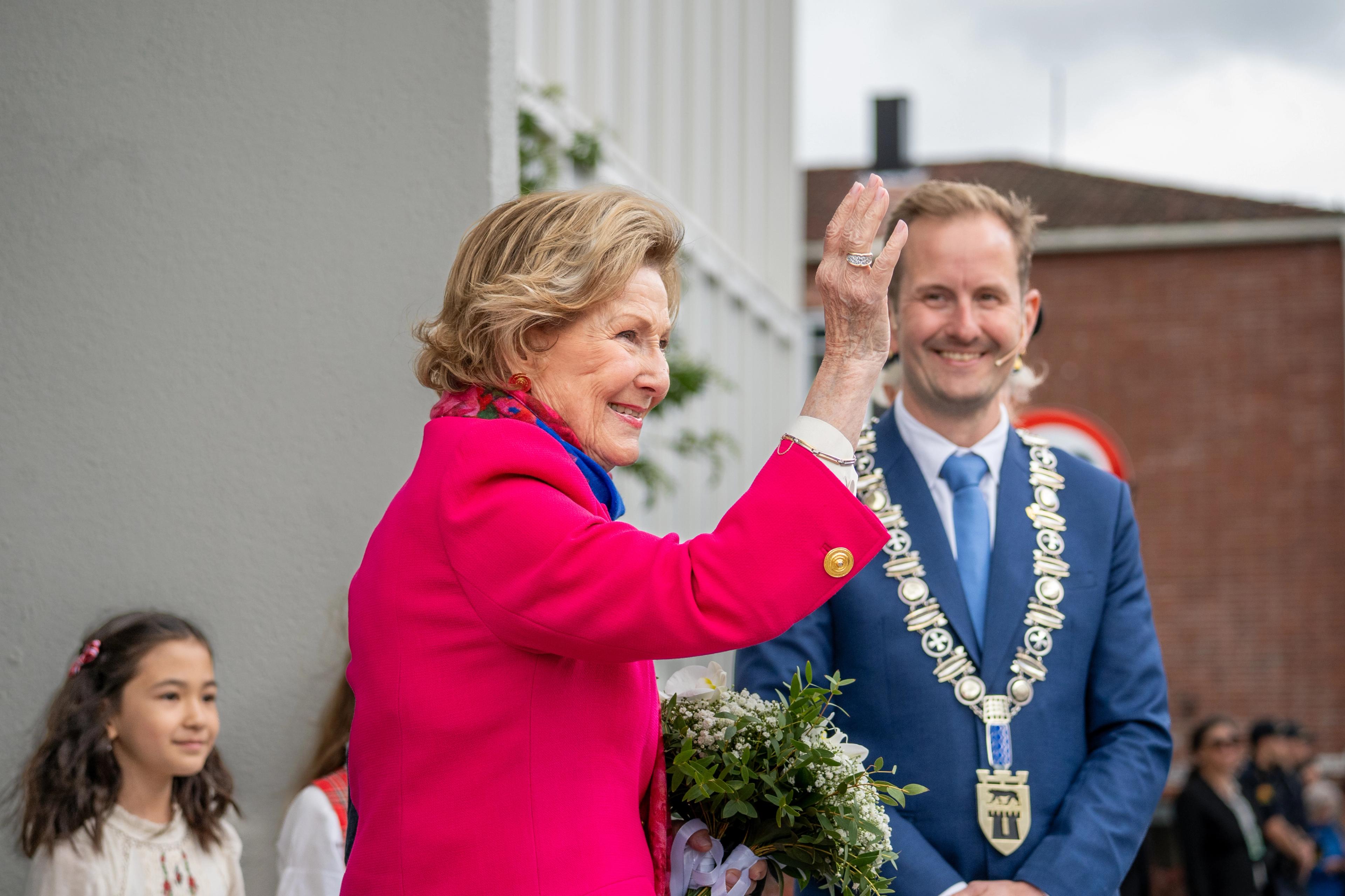 Dronning Sonja i profil medan ho vinkar.