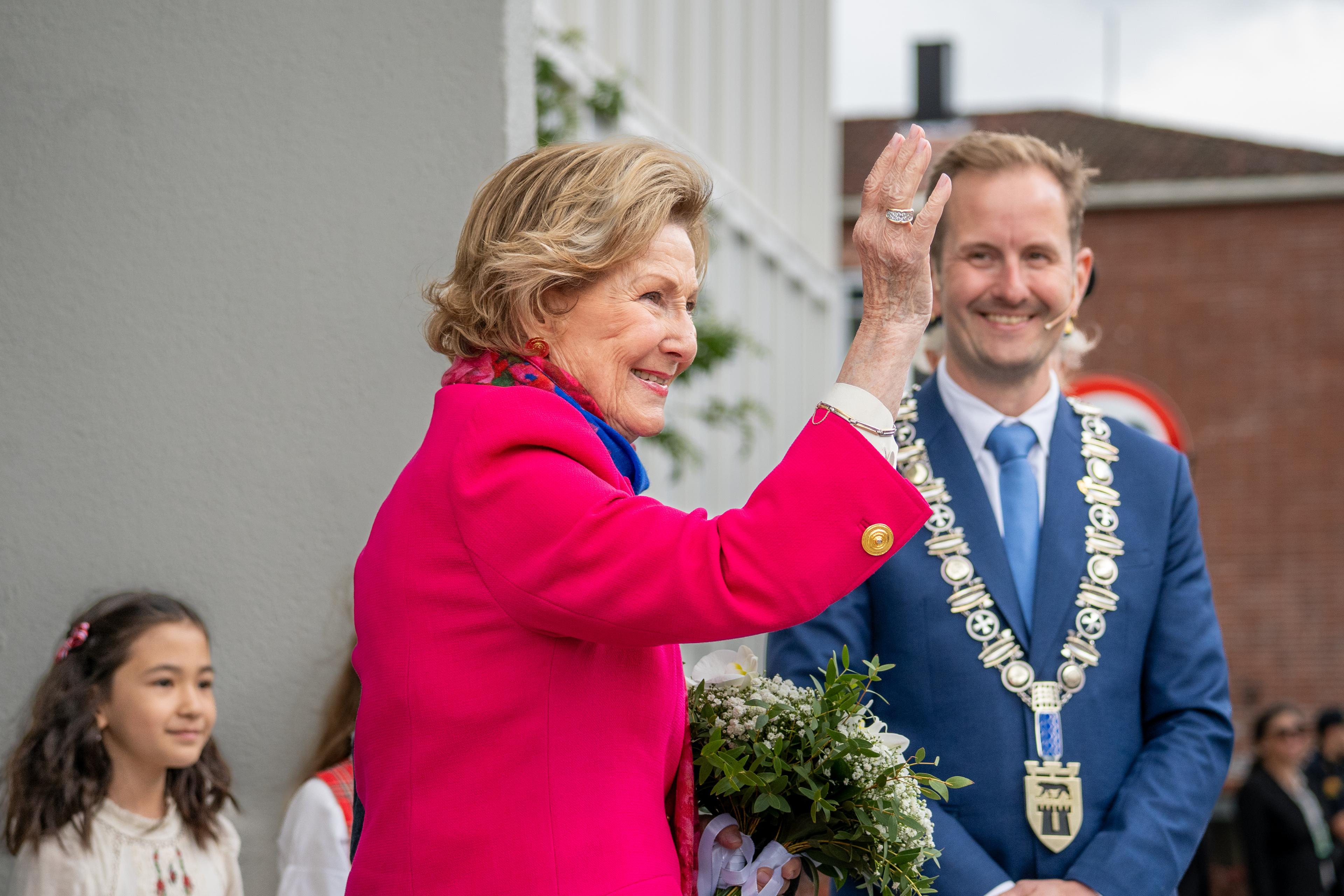 Dronning Sonja i profil medan ho vinkar.