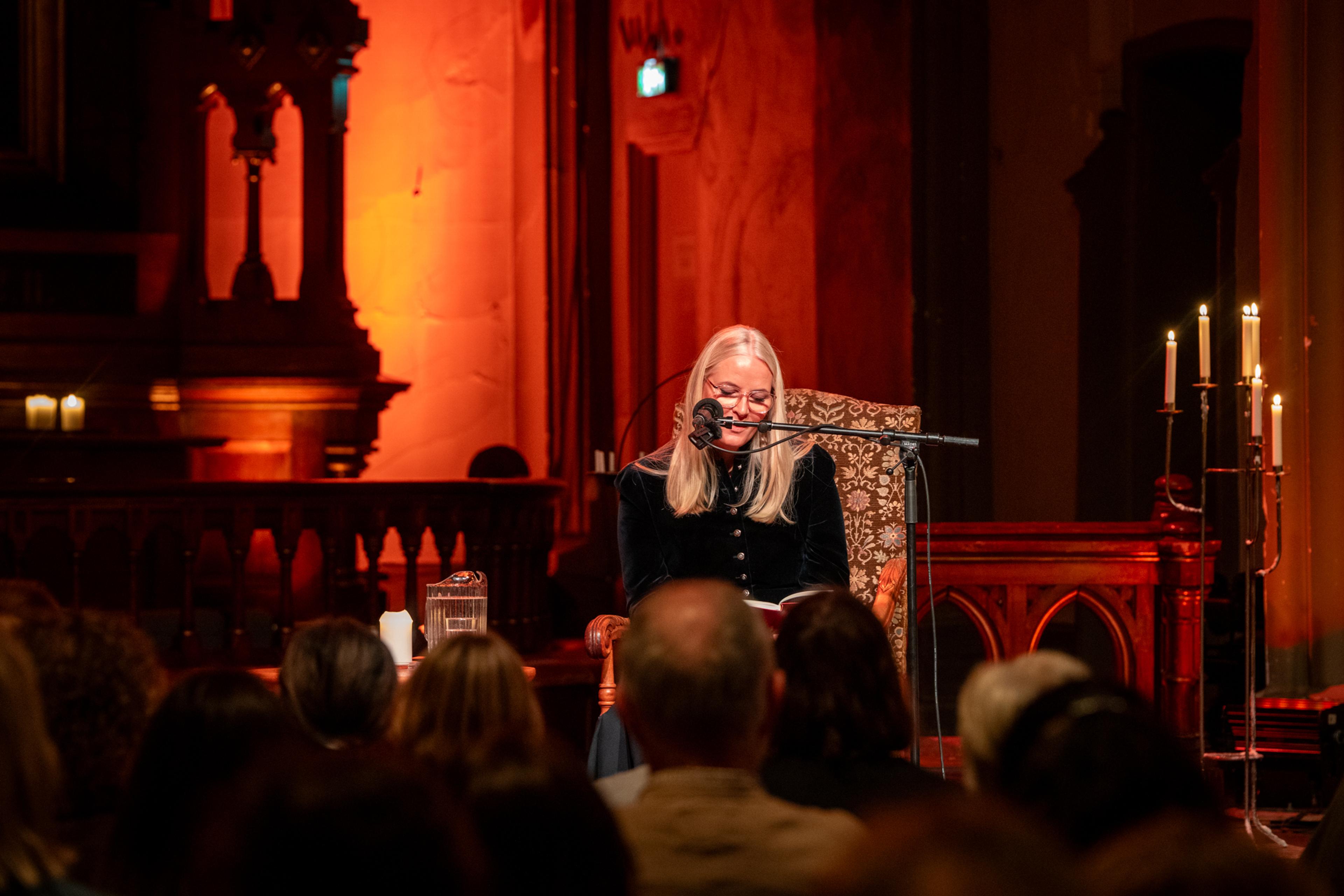 Kronprinsessen leser fra scenen