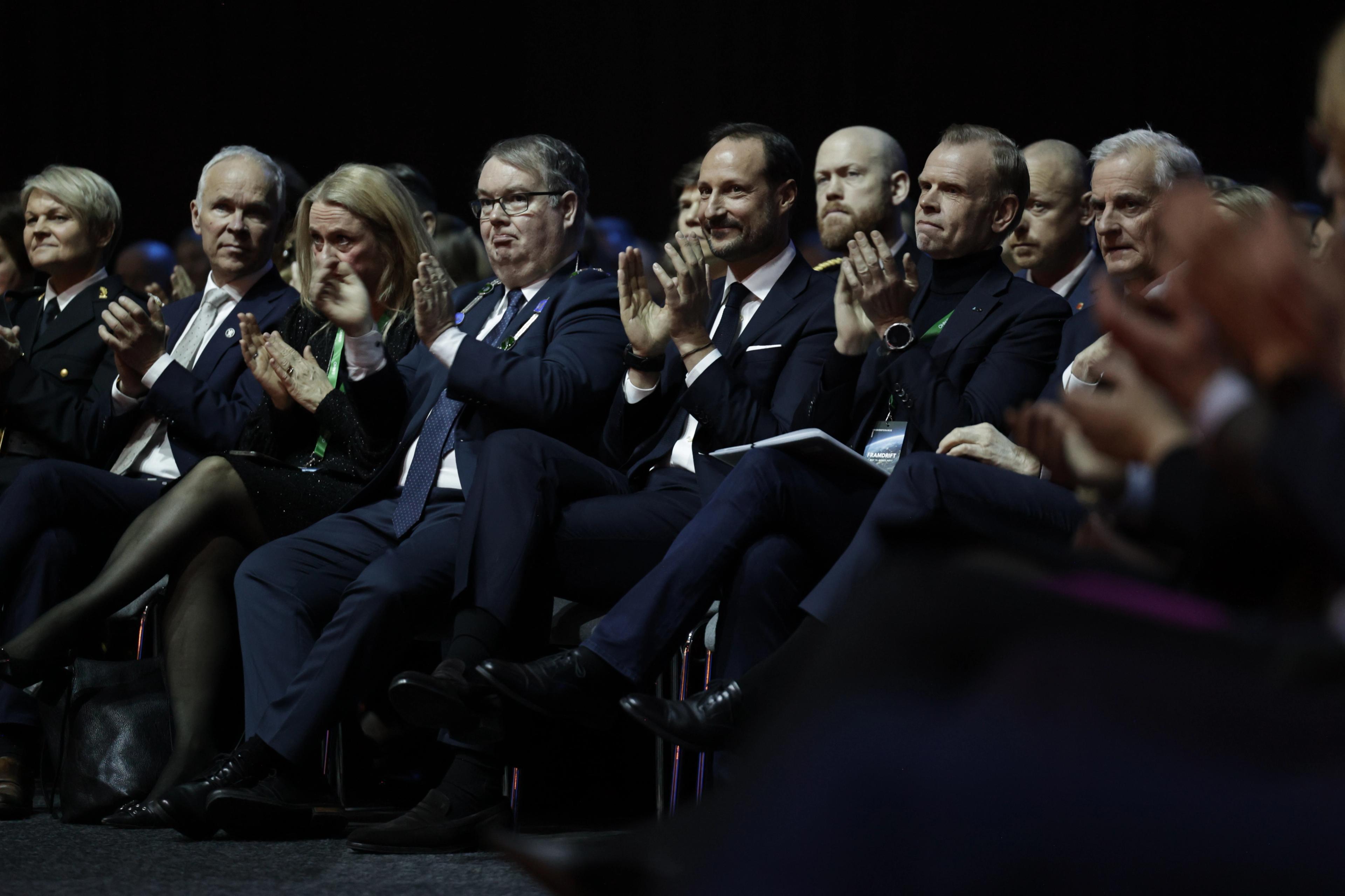 Kronprinsen klapper.