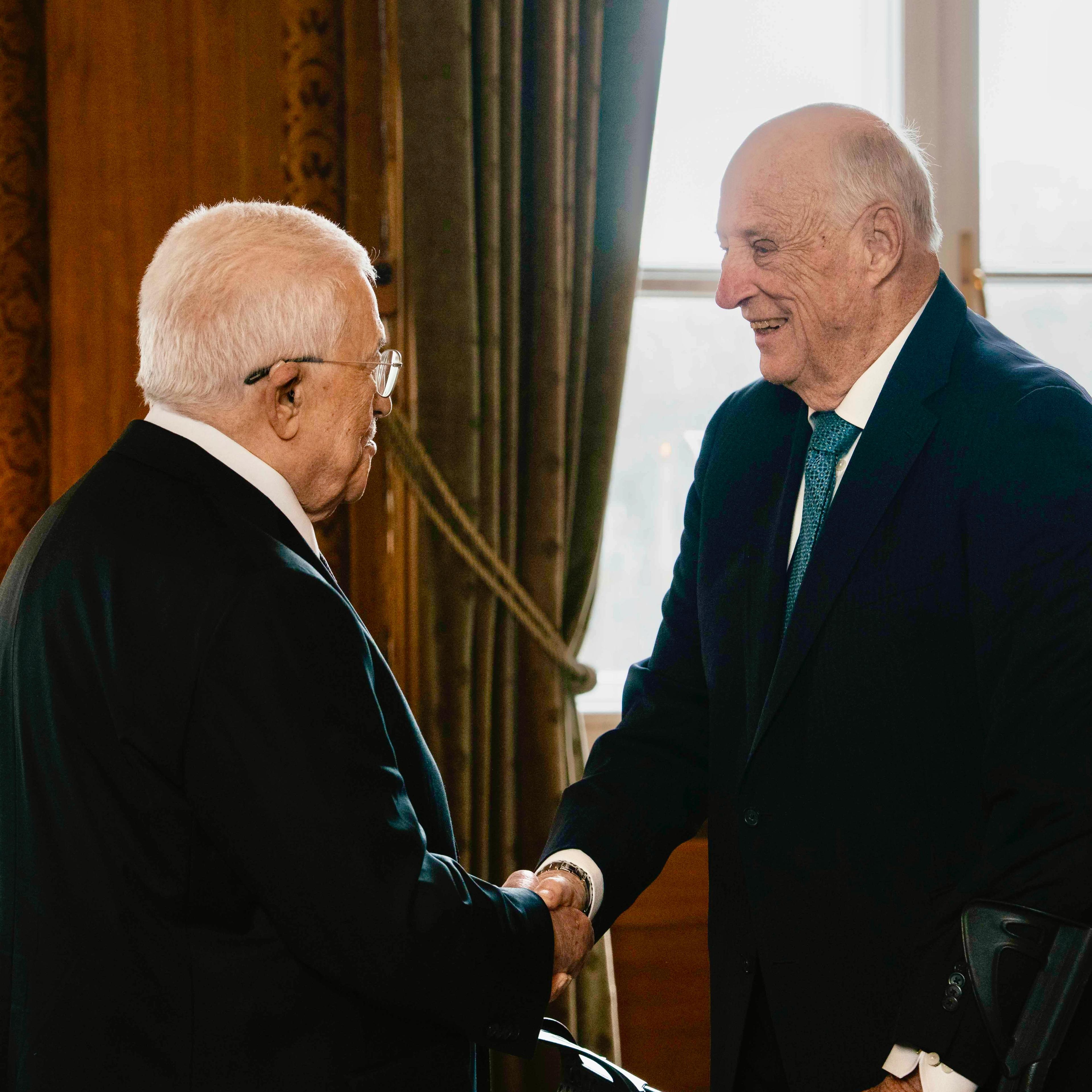 Kong Harald og Mahmoud Abbas handhelsar.