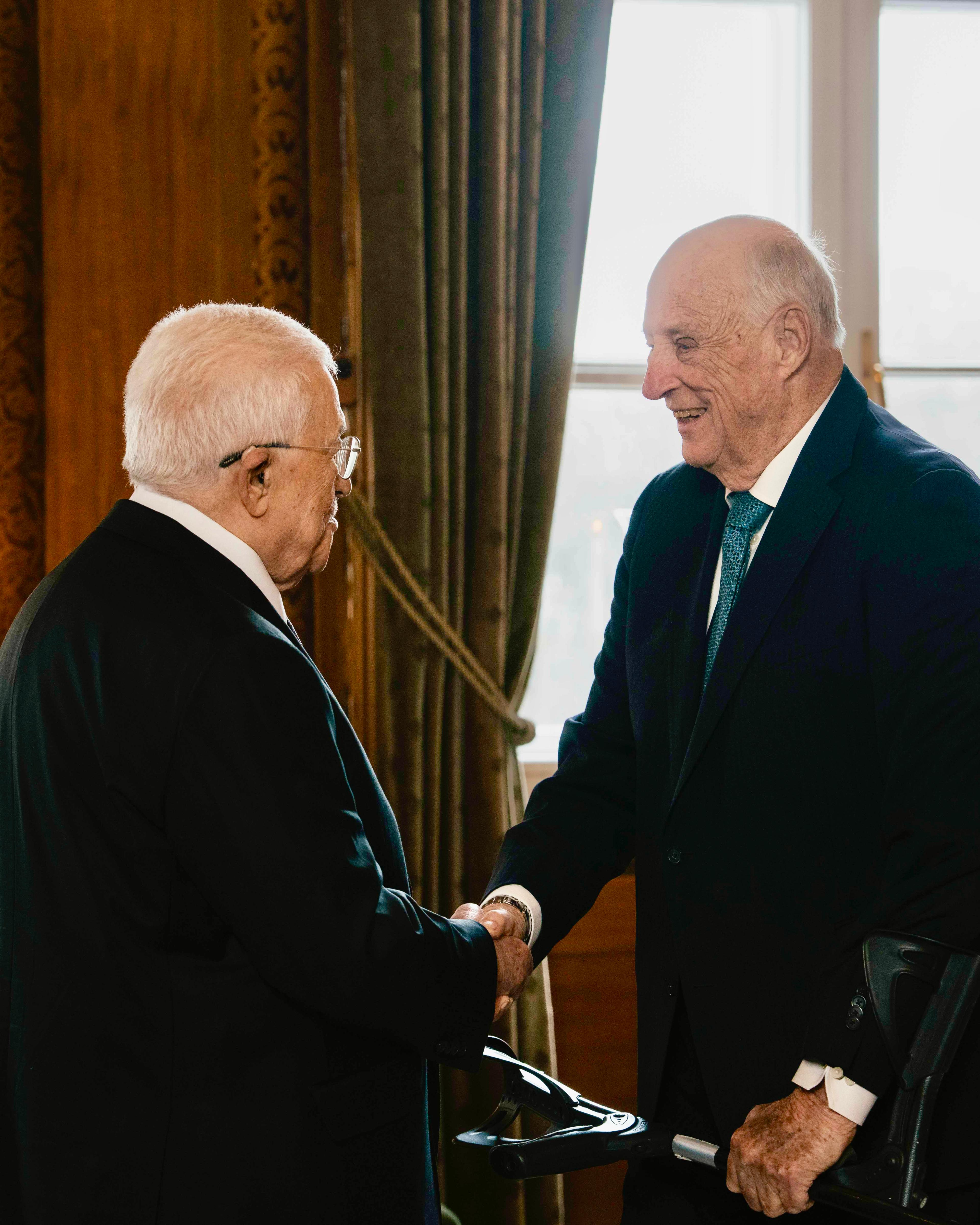 Kong Harald og Mahmoud Abbas handhelsar.
