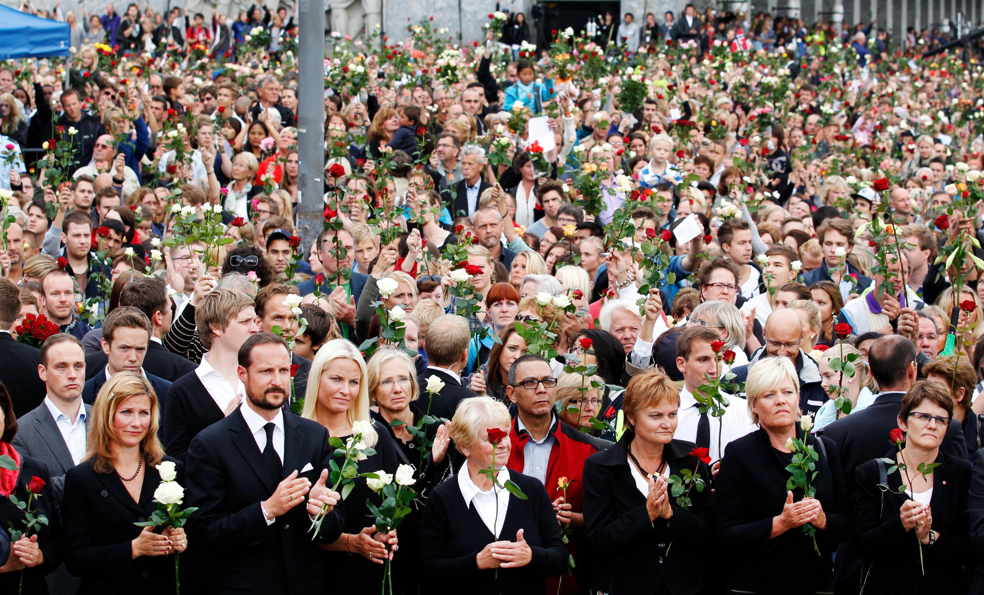 Utsikt over mennskehavet, med Kronprinsparet og Prinsesse Märhta Louise i front.