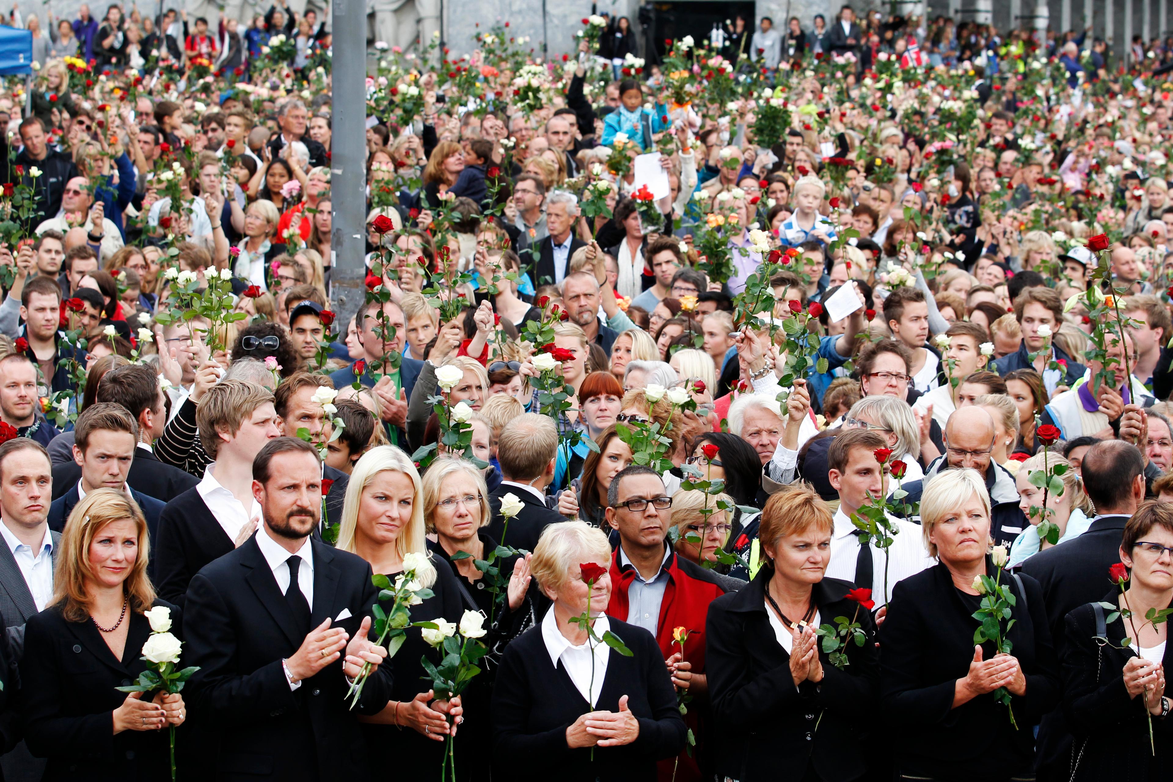 Utsikt over mennskehavet, med Kronprinsparet og Prinsesse Märhta Louise i front.