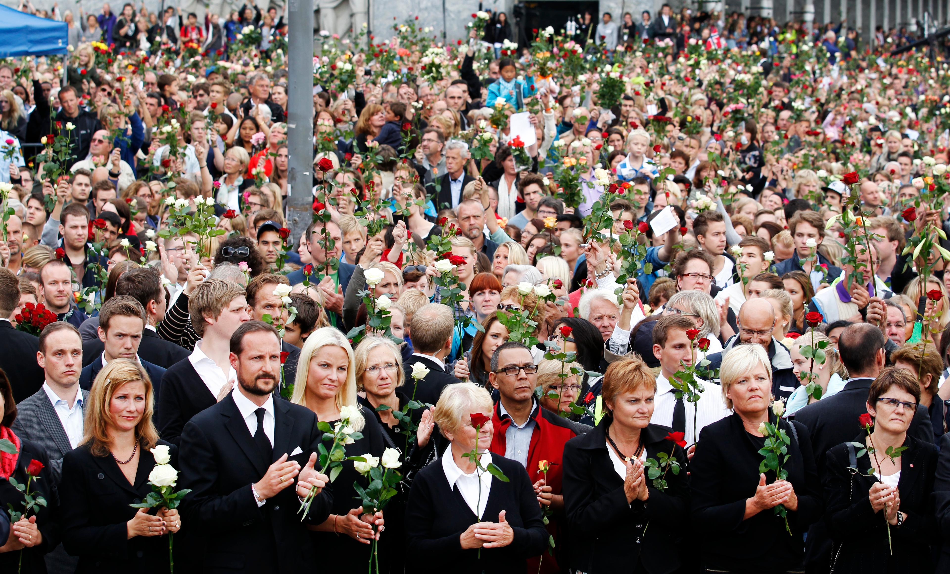 Utsikt over mennskehavet, med Kronprinsparet og Prinsesse Märhta Louise i front.