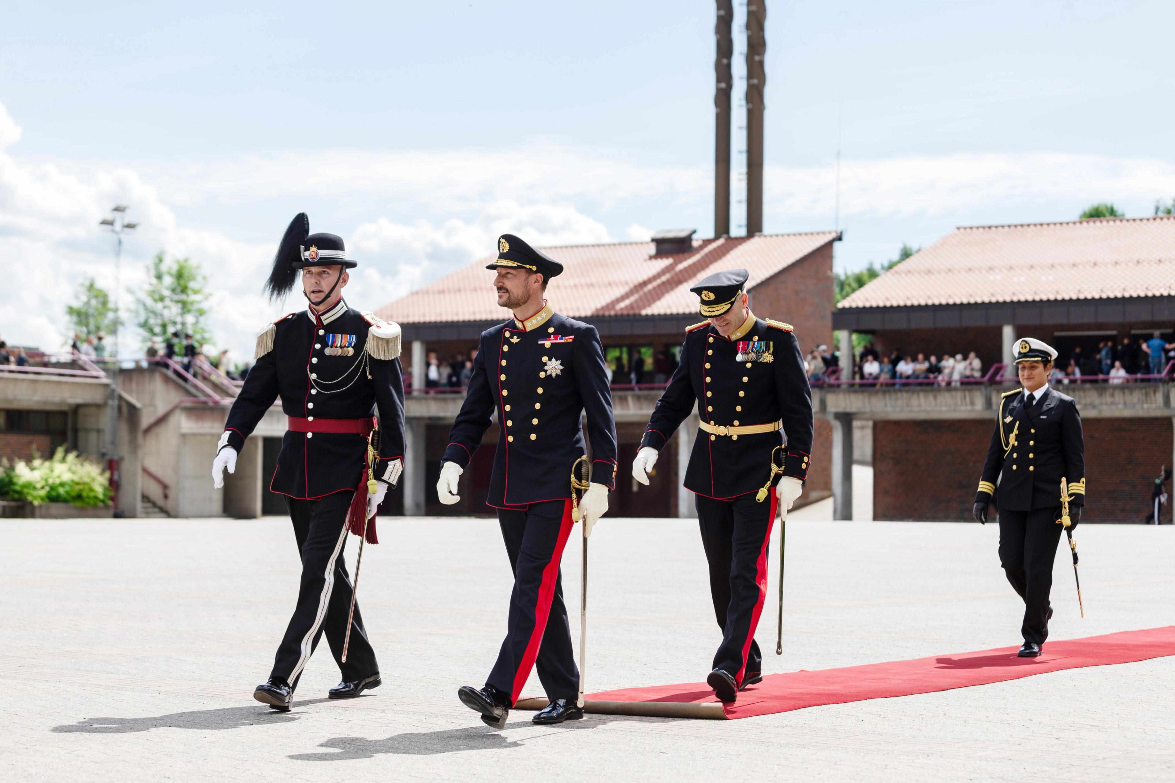 Kronprins Haakon går i følge med blant annet gardesjefen.