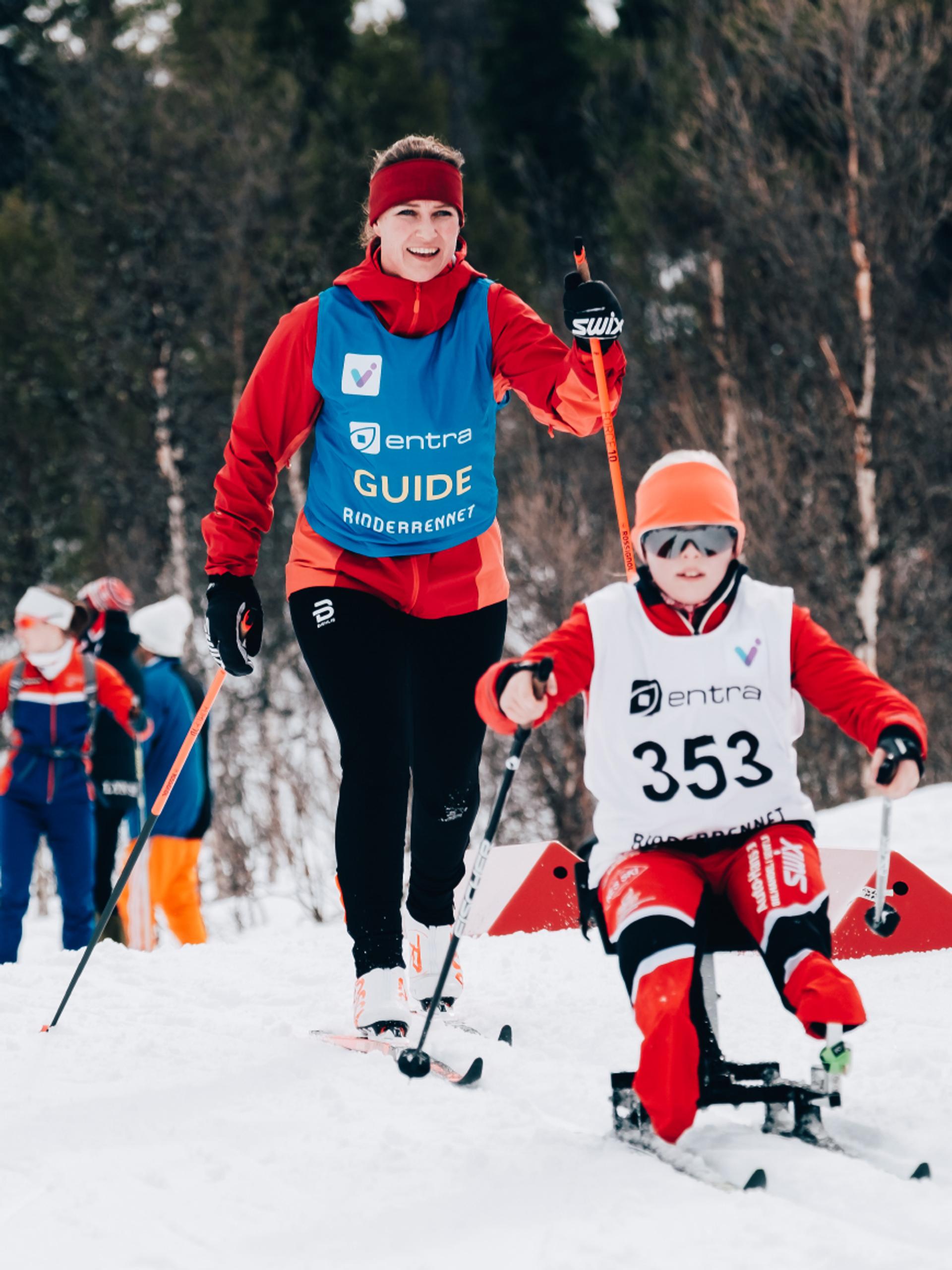 Prinsesse Märtha Louise på ski sammen med en para-utøver.