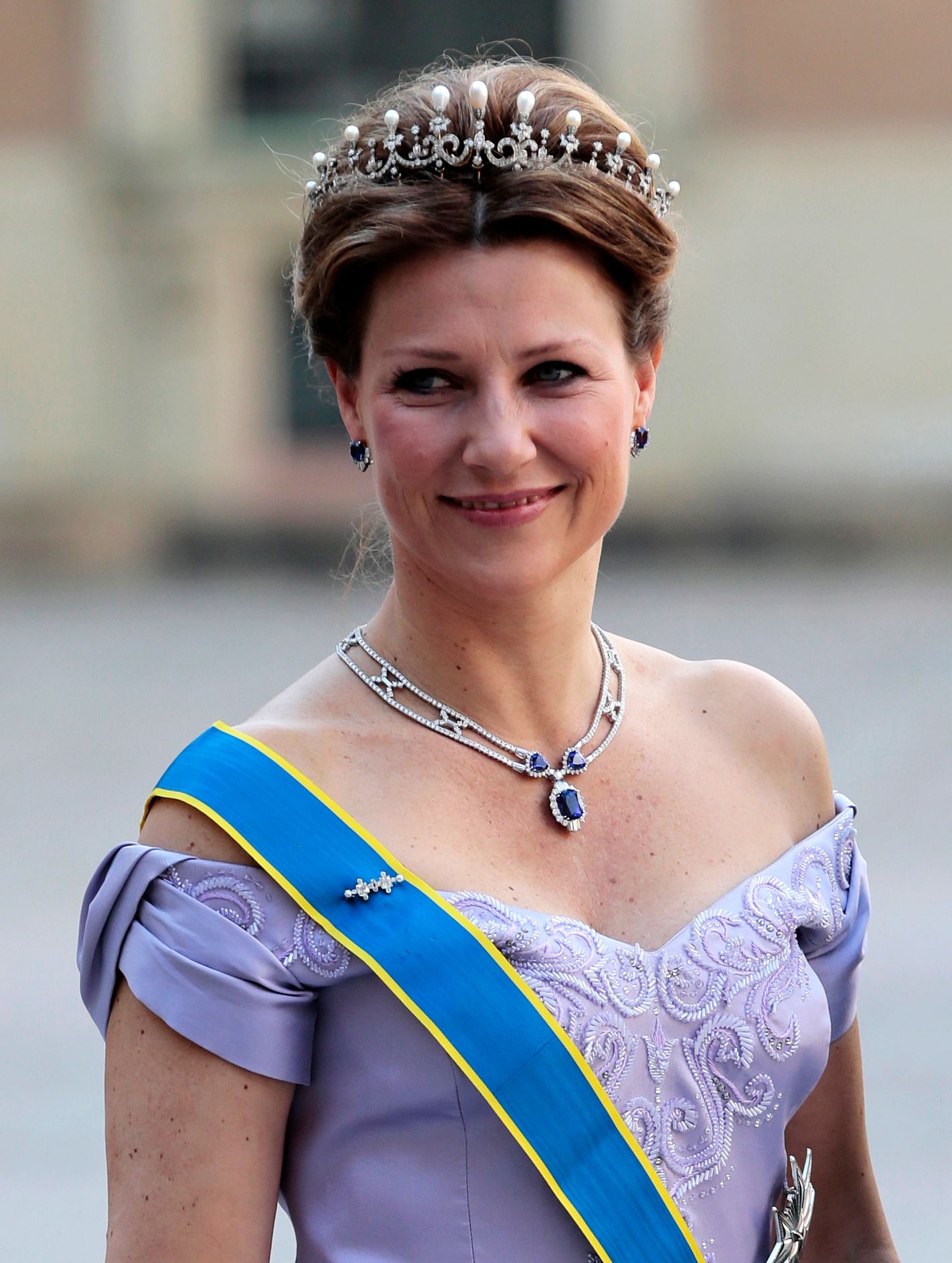 Prinsessen i lilla gallakjole med svenske ordener og perletiara