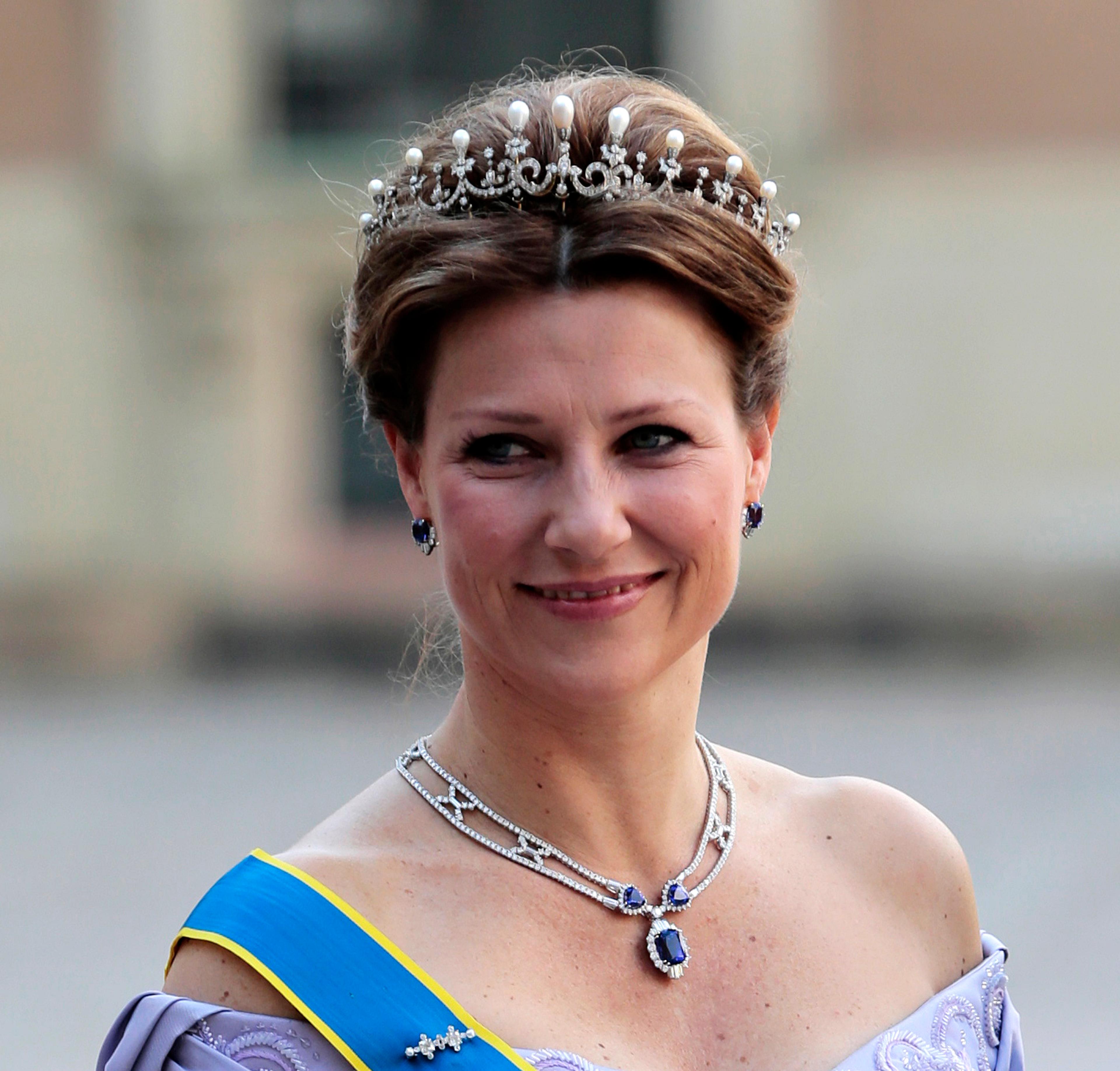 Prinsessen i lilla gallakjole med svenske ordener og perletiara