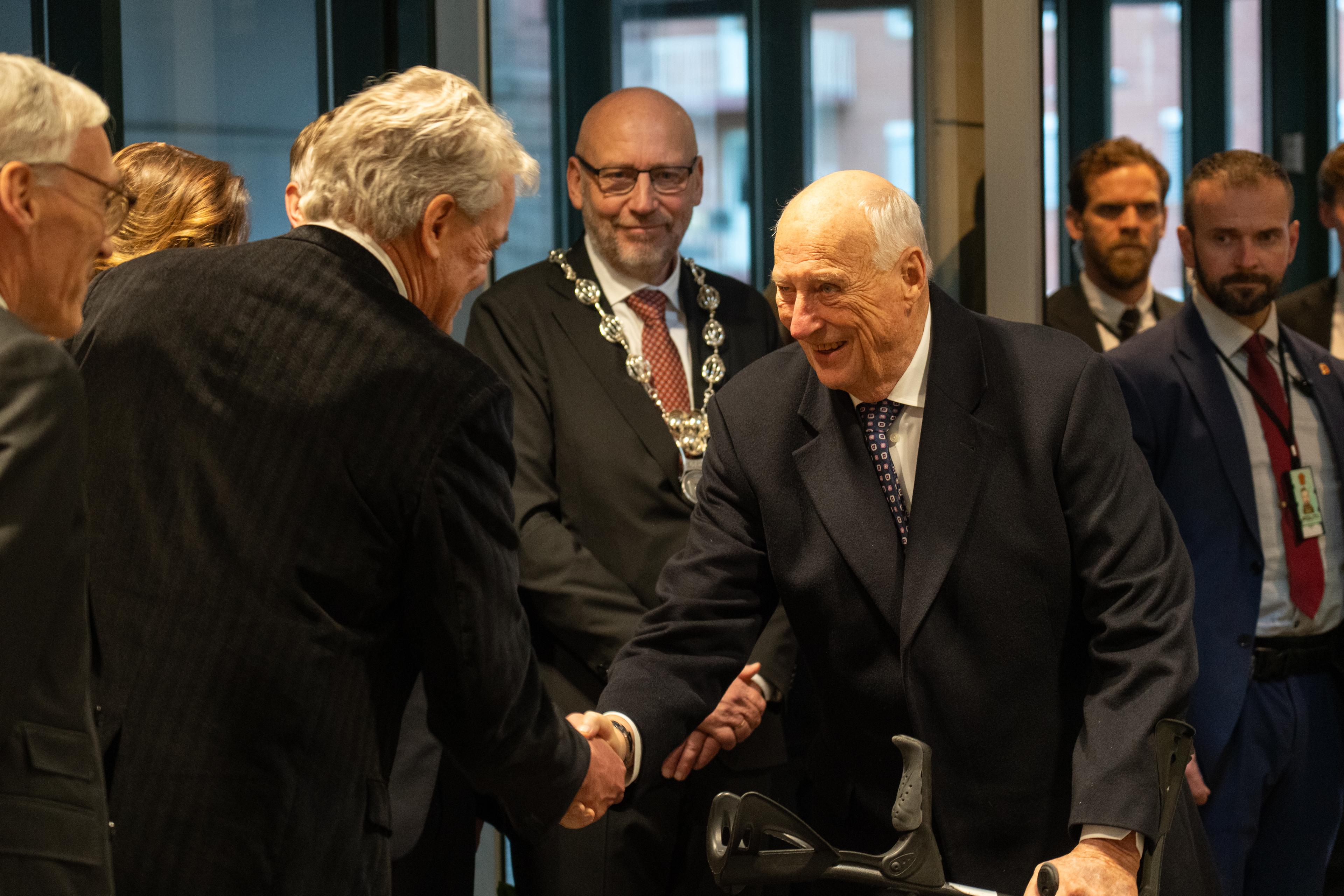 Kongen hilser på Edvard Moser