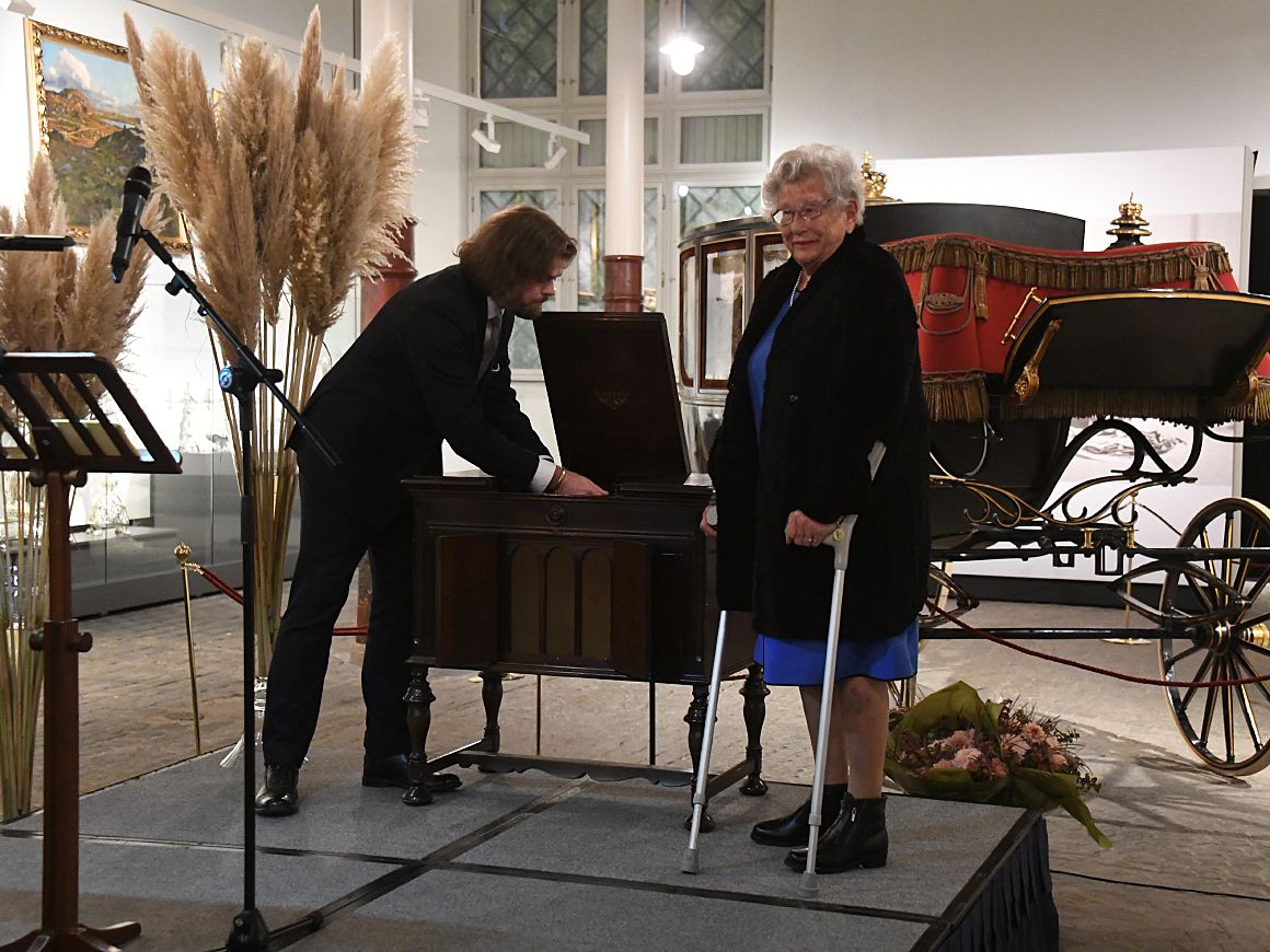 Prinsesse Astrid på scenen sammen med lederen av De kongelige samlinger, som står for utstillingen. De setter i gang en gammel platespiller med foxtrot,