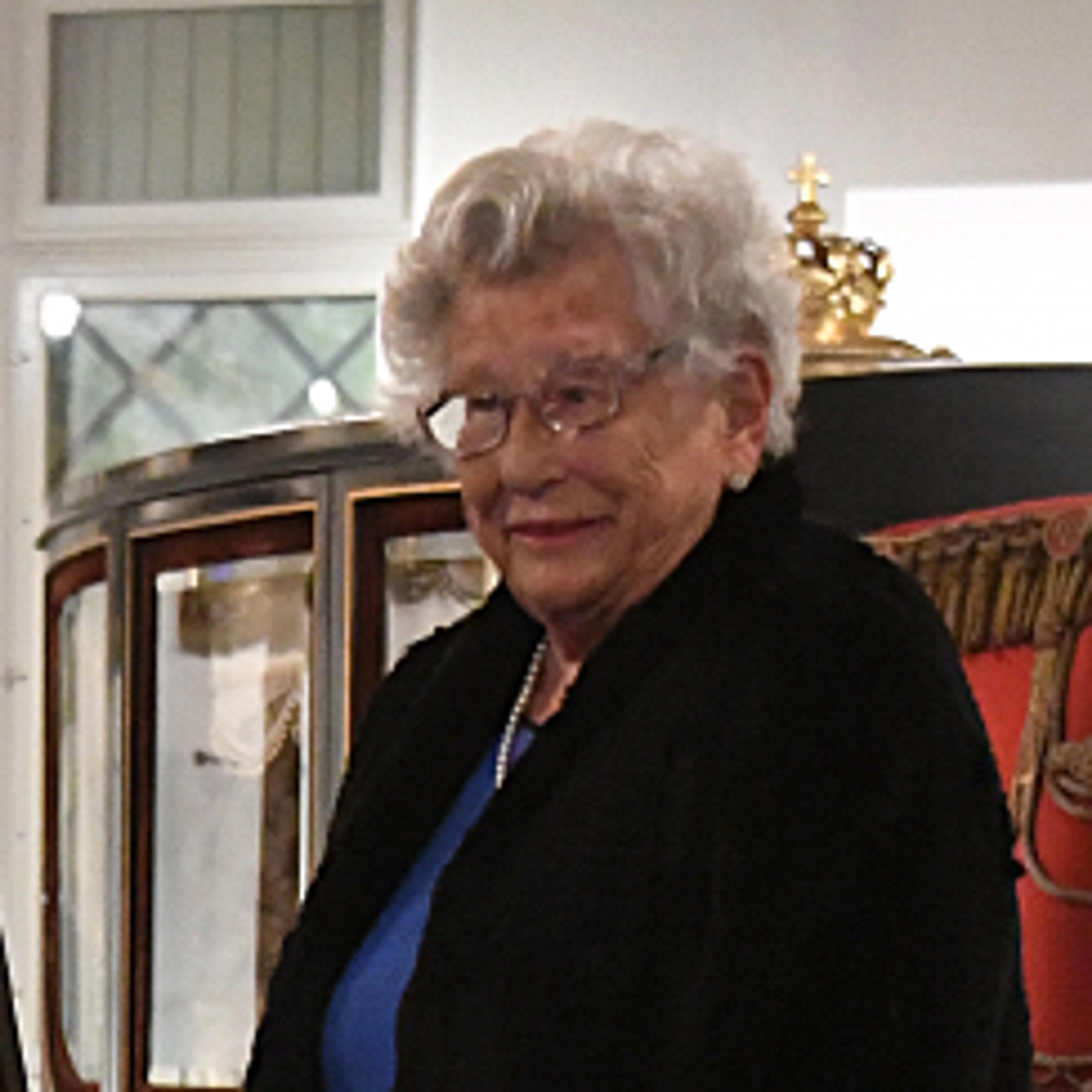 Prinsesse Astrid på scenen sammen med lederen av De kongelige samlinger, som står for utstillingen. De setter i gang en gammel platespiller med foxtrot,