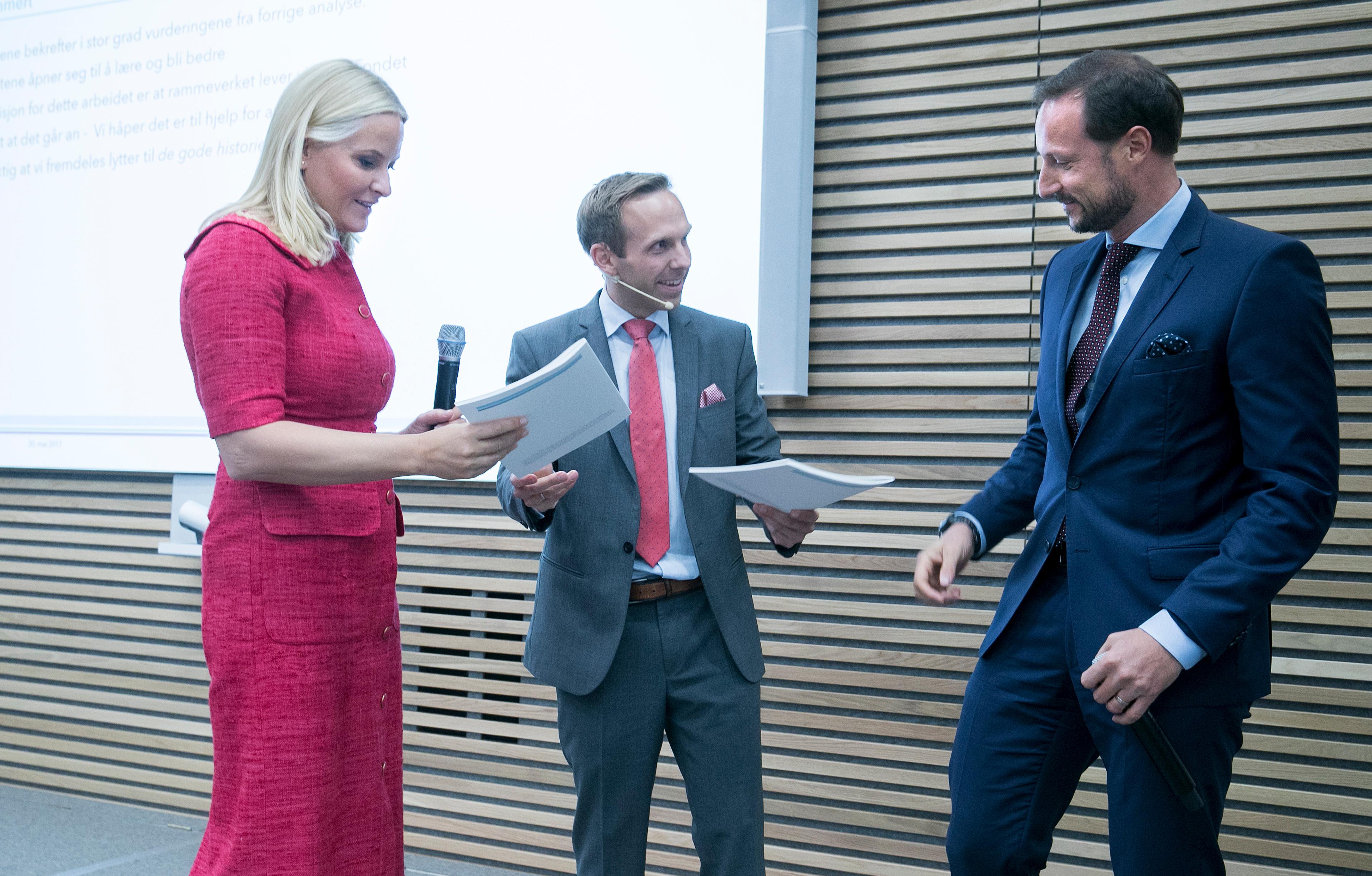 Kronprinsparet får hvert sitt eksemplar.