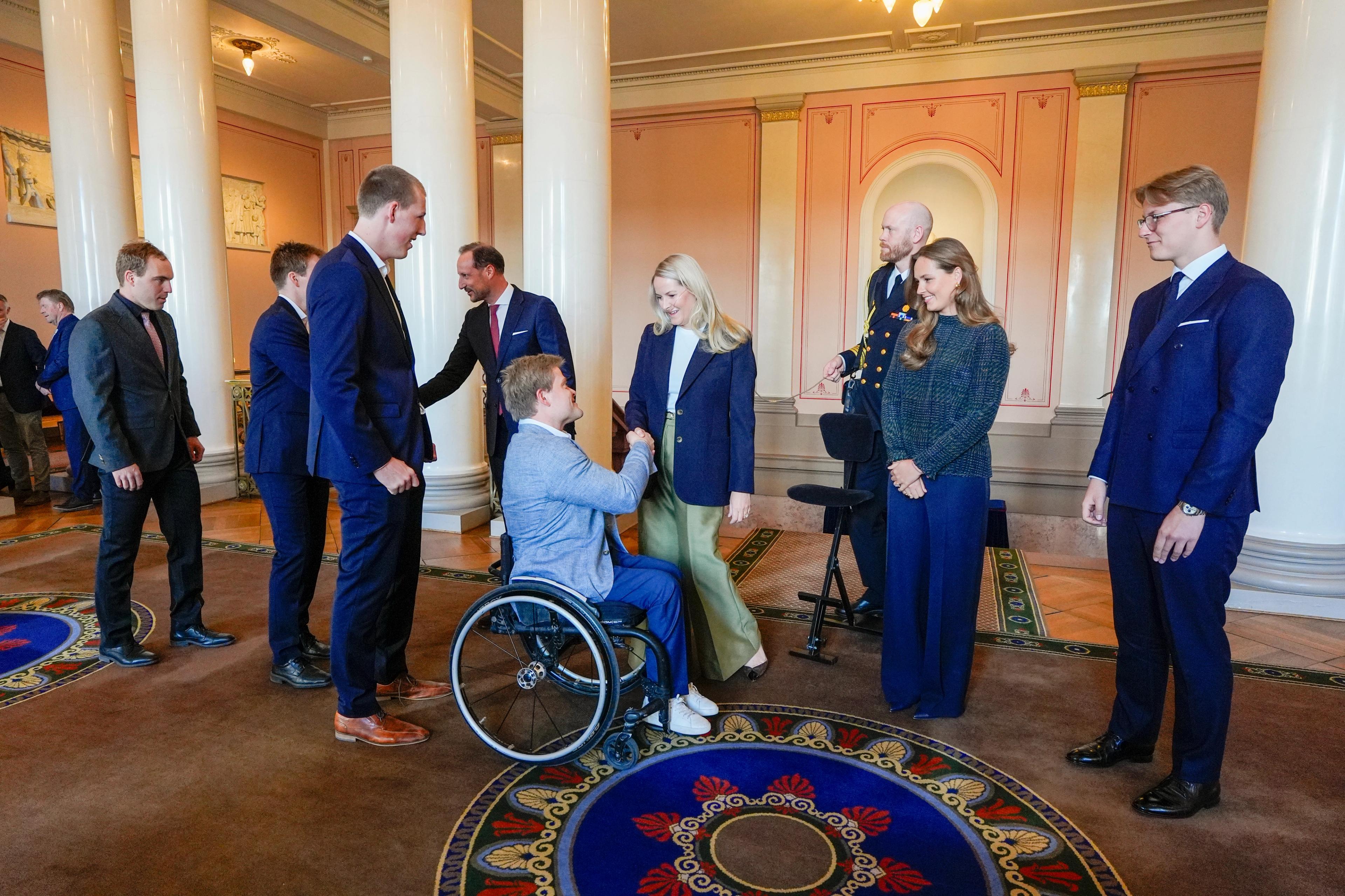 Gjestene hilser på vertskapet - Kronprinsen, Kronprinsessen, Prinsessen og Prinsen - i "receiving line"