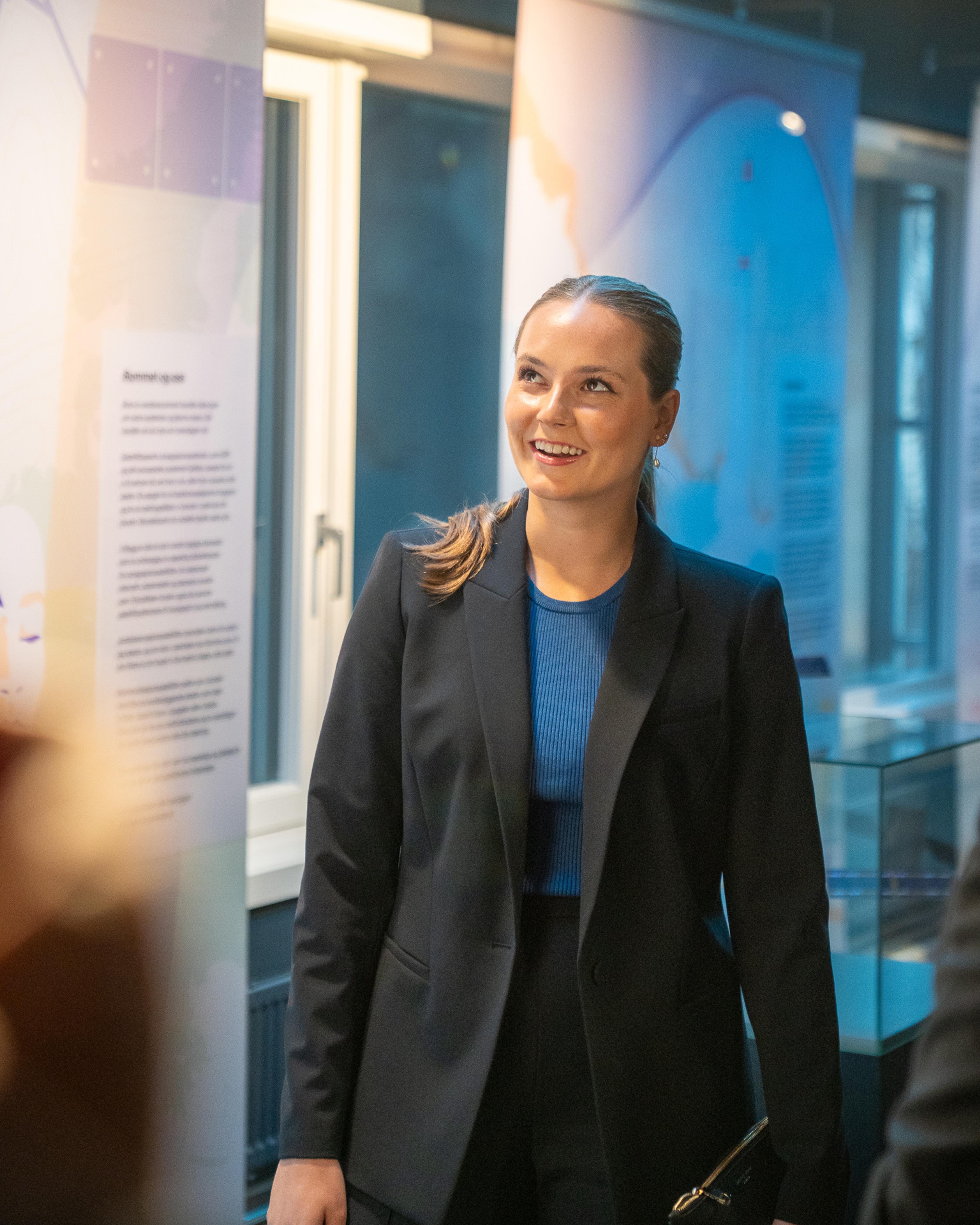 Prinsesse Ingrid Alexandra ser på modell av norsk satellitt.