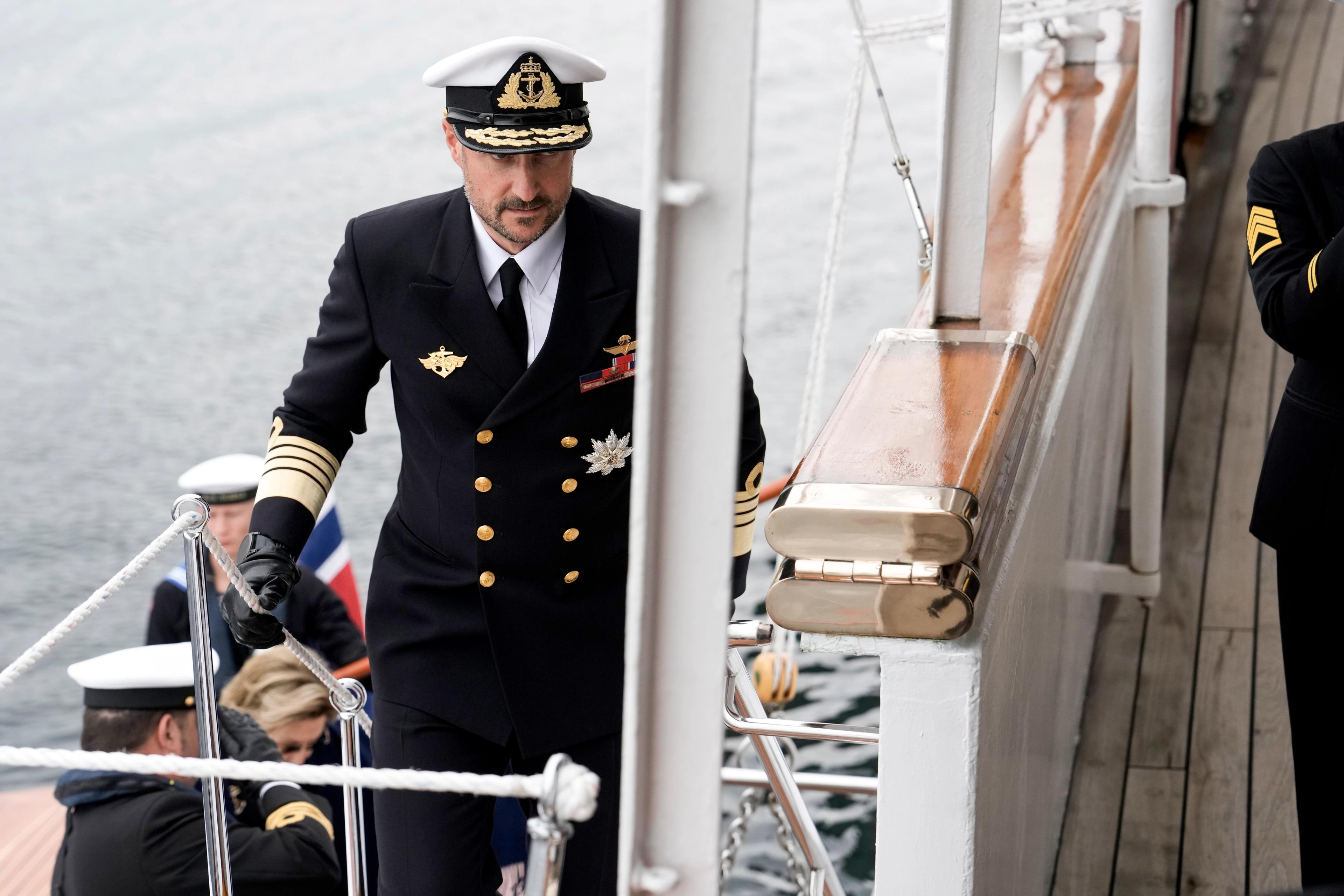 Kong Haakon går opp leideren.