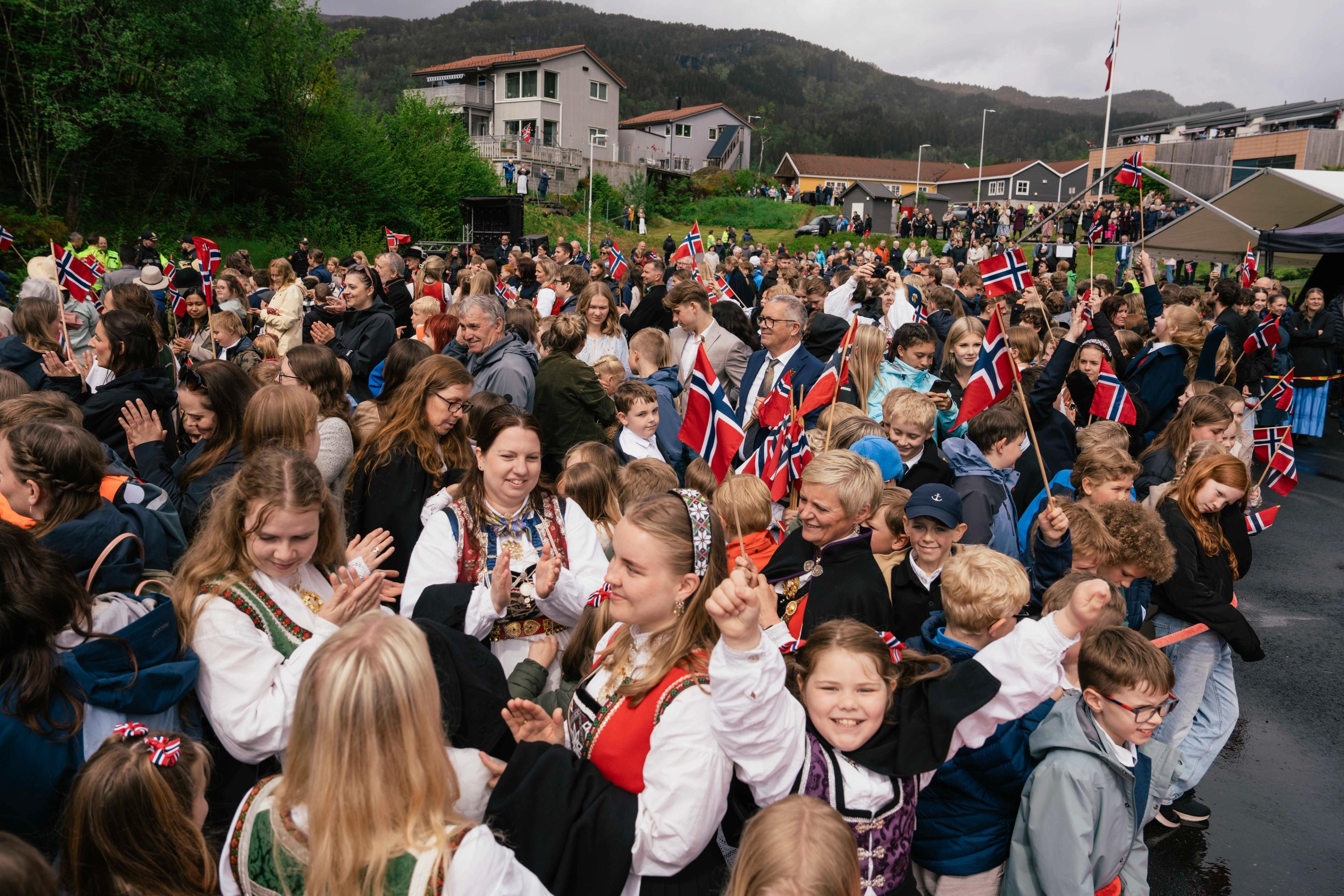 Oversiktsbilete over folk i bunad og fine klede.