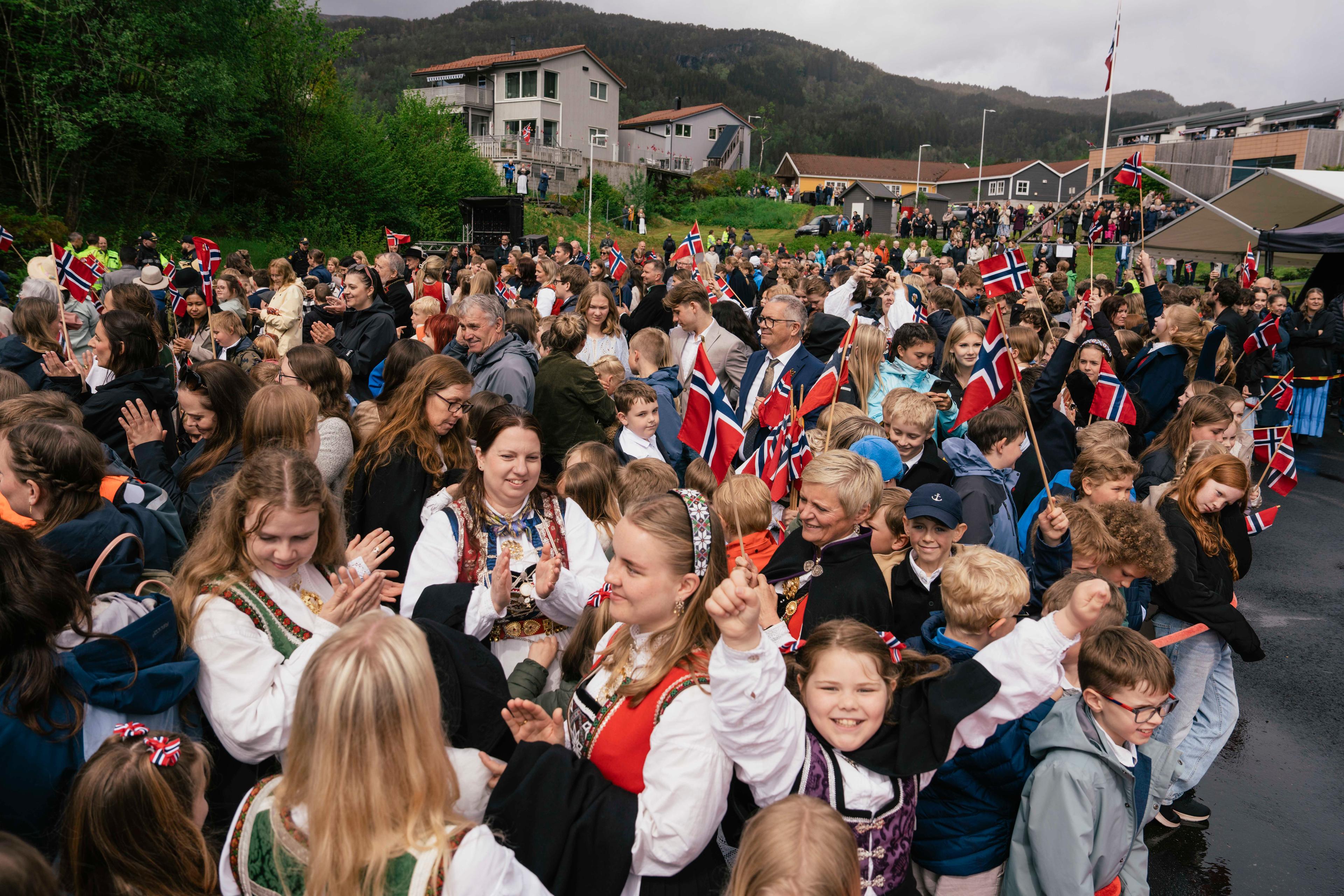 Oversiktsbilete over folk i bunad og fine klede.