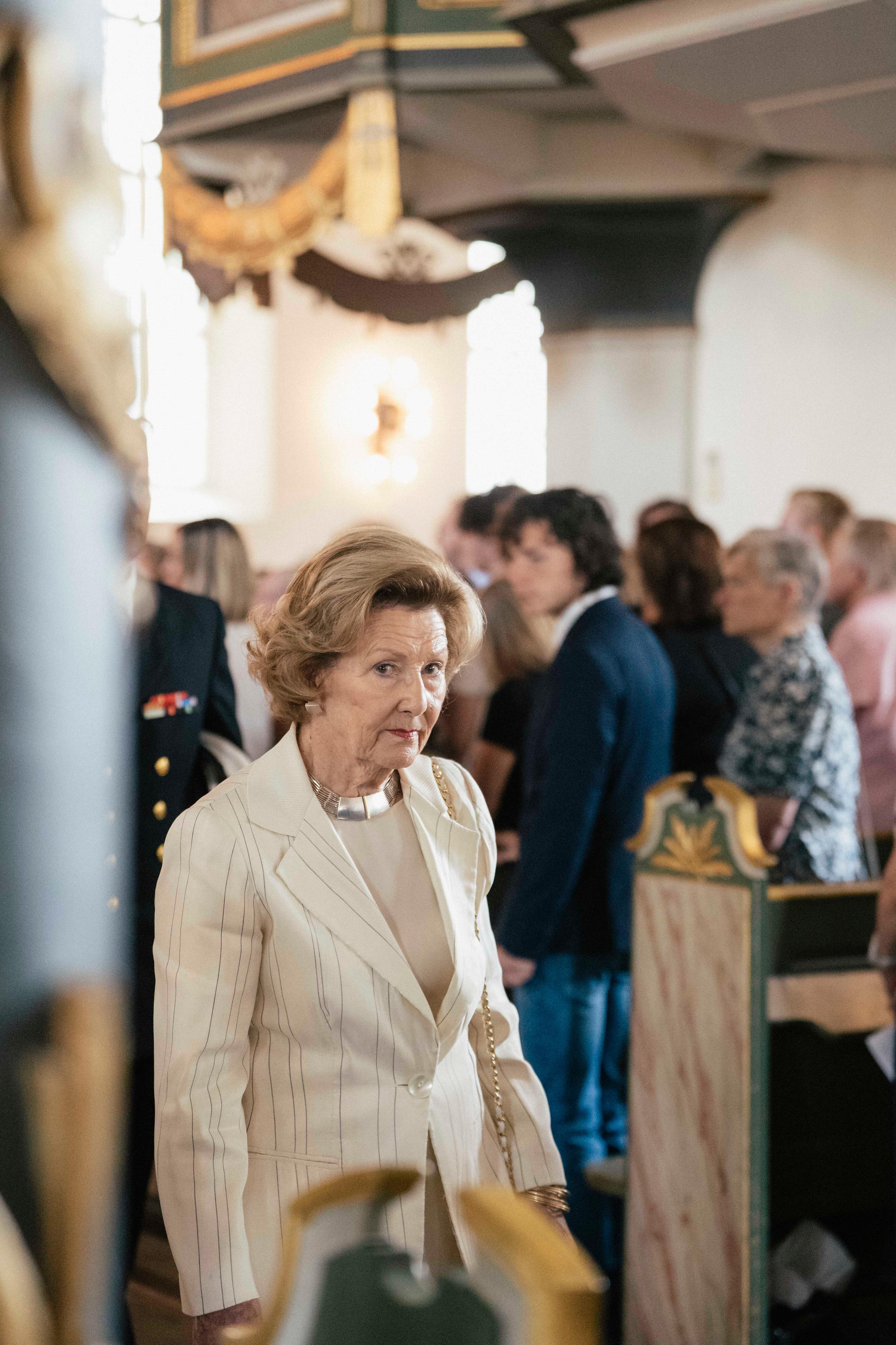 Dronning Sonja på vei nedover midtgangen i Oslo domkirke